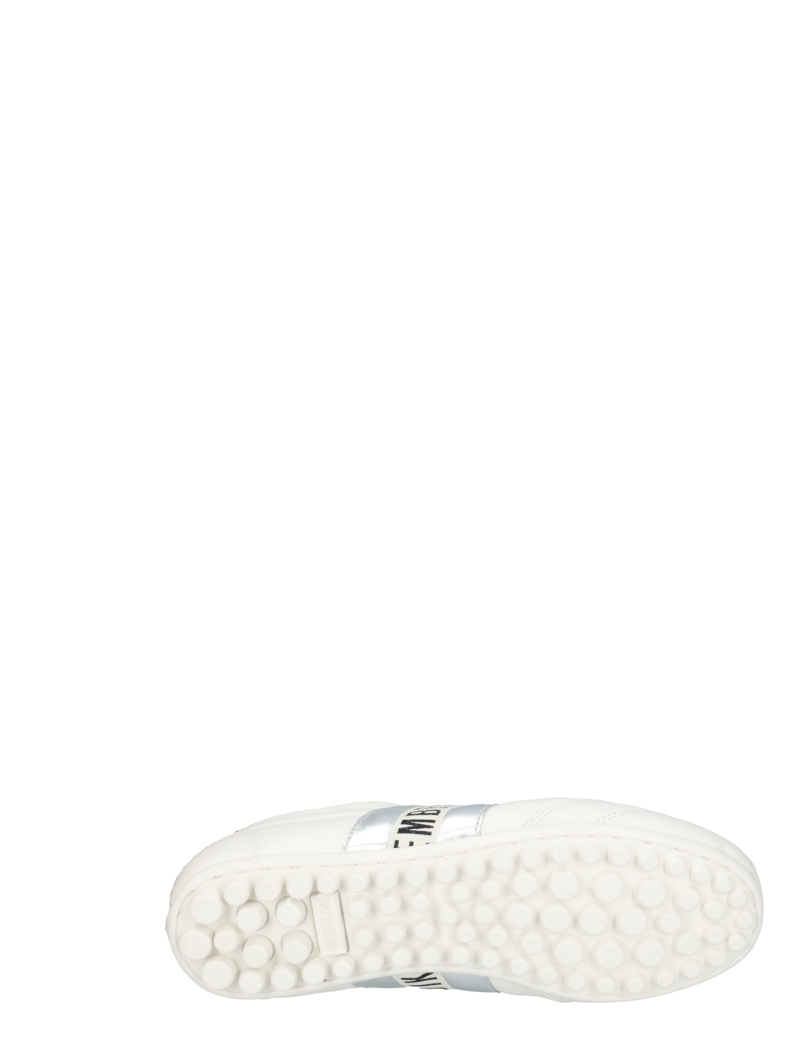 sneaker, witte sneaker, studs, rubberzolen, patroonbolletjes