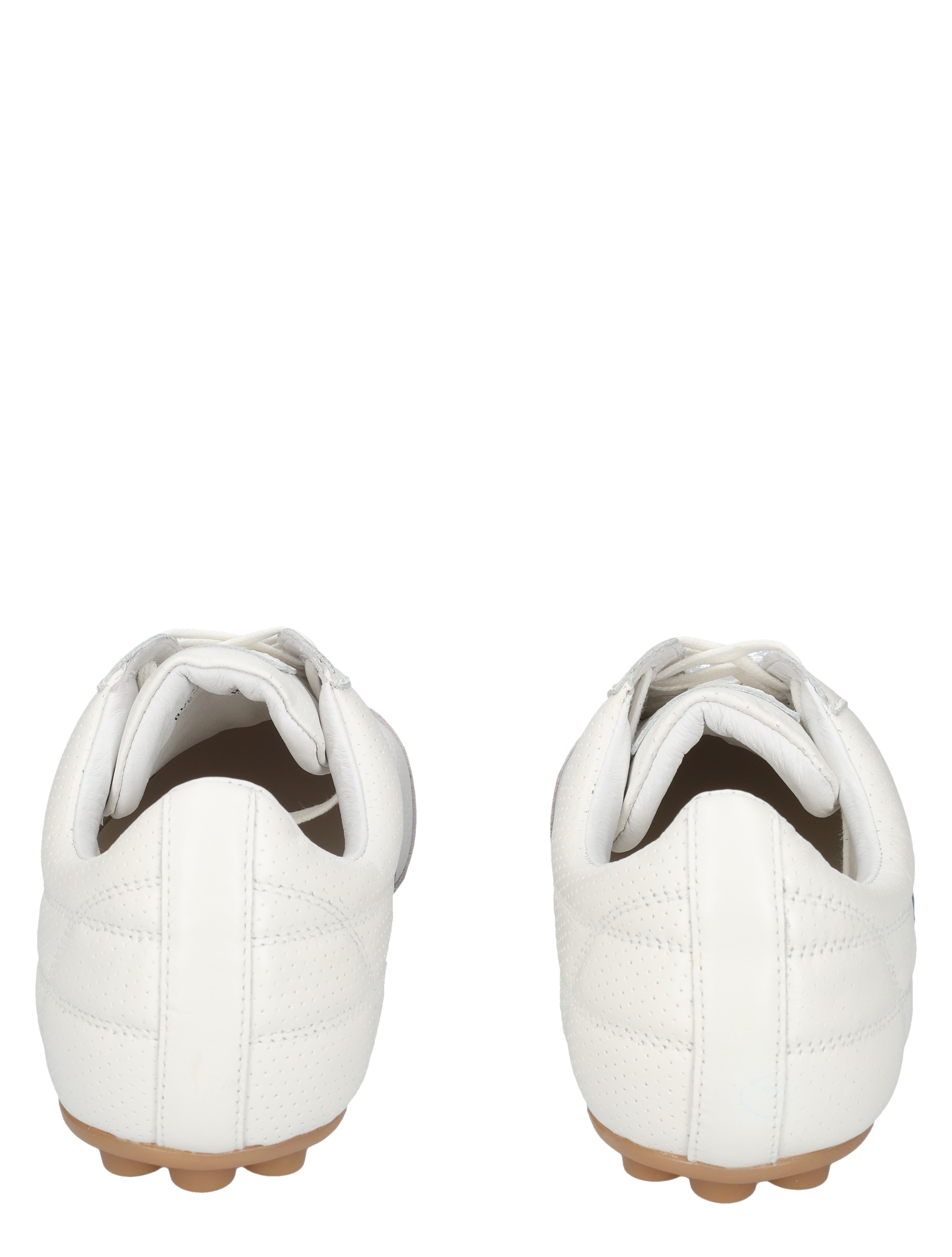 witte sneakers, achterkant, perforaties, gompen, zooltappen