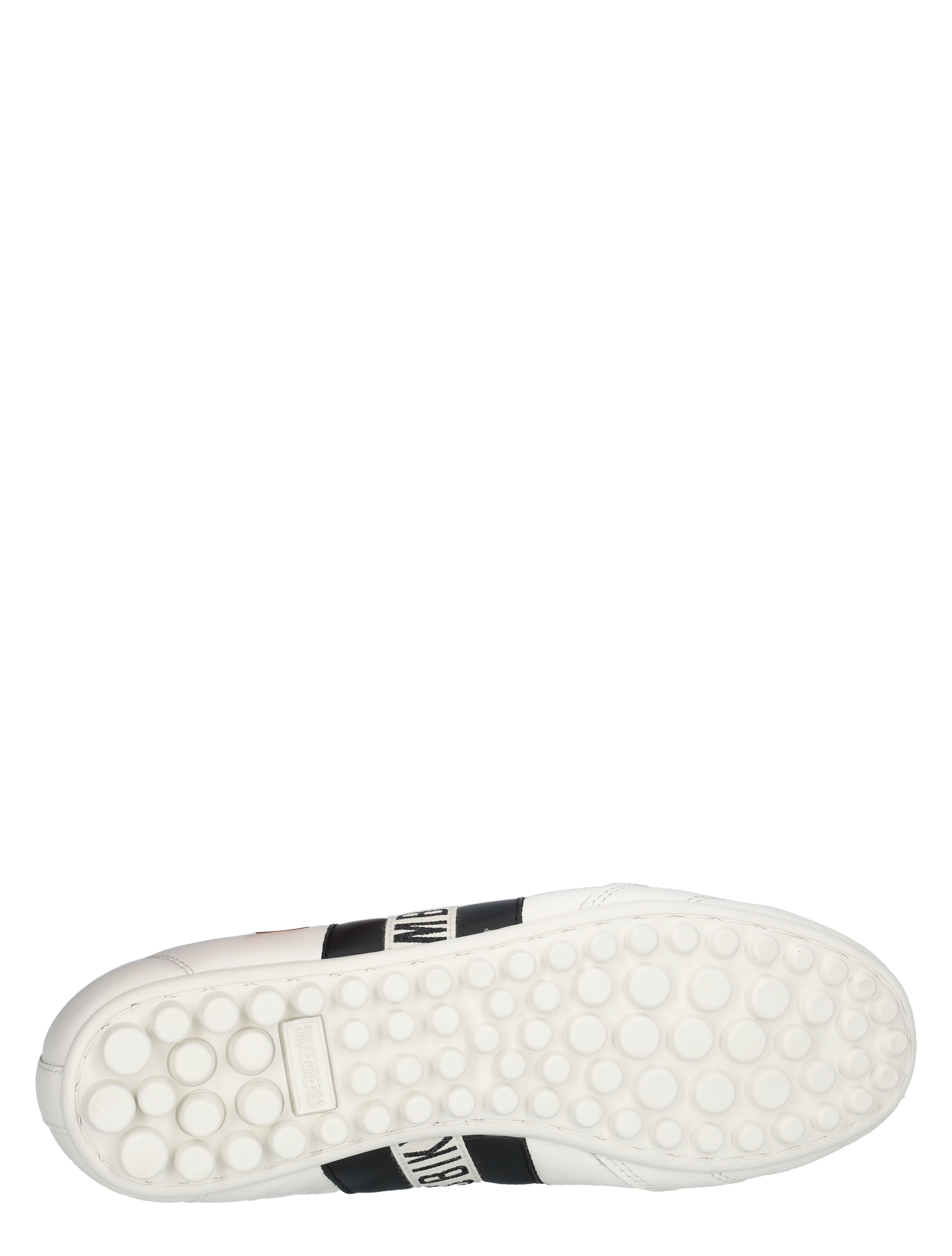 sneakers, witte zool, lederelementen, studs, zoolpennen