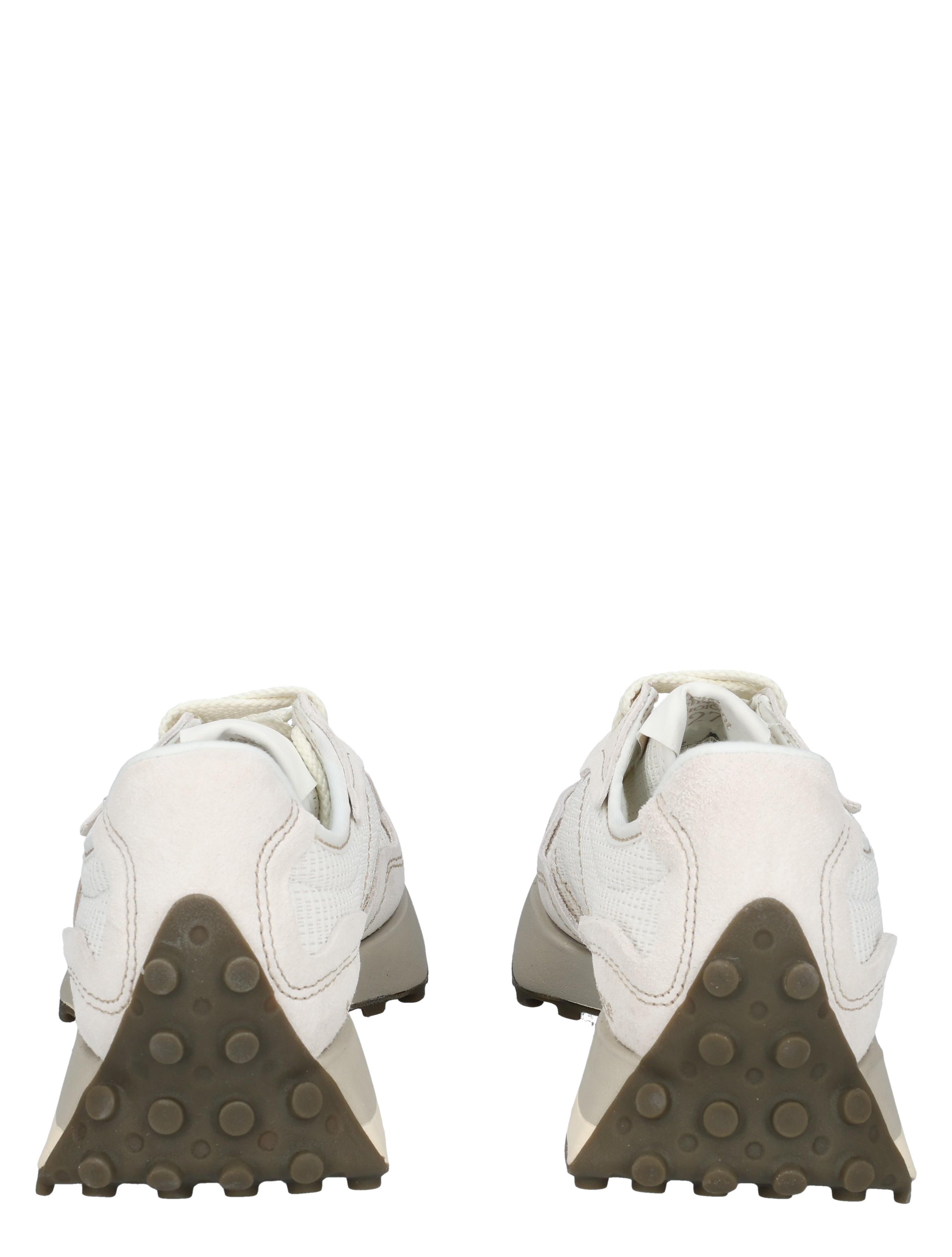 sneakers, witte schoenen, lichte sportieve schoenen, noppenzool, touwzakant achterkant