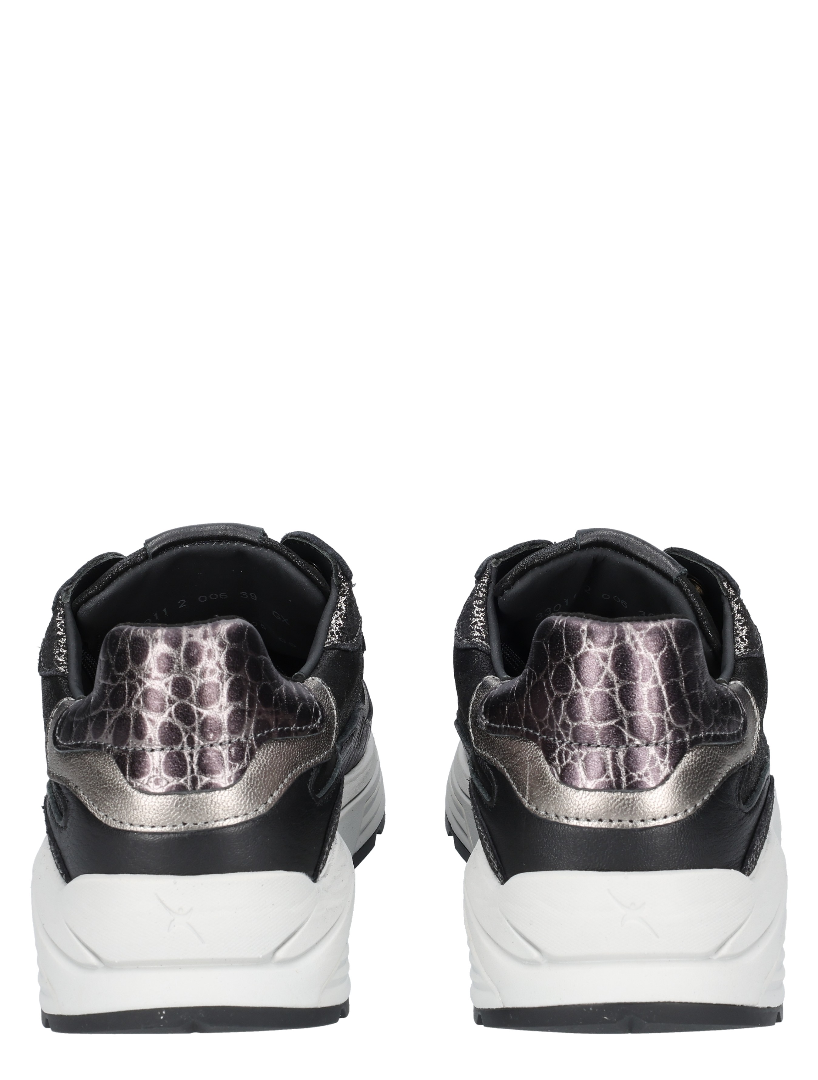 sneakers, lijfje, leren accenten, zwarte sneakers, witte zool