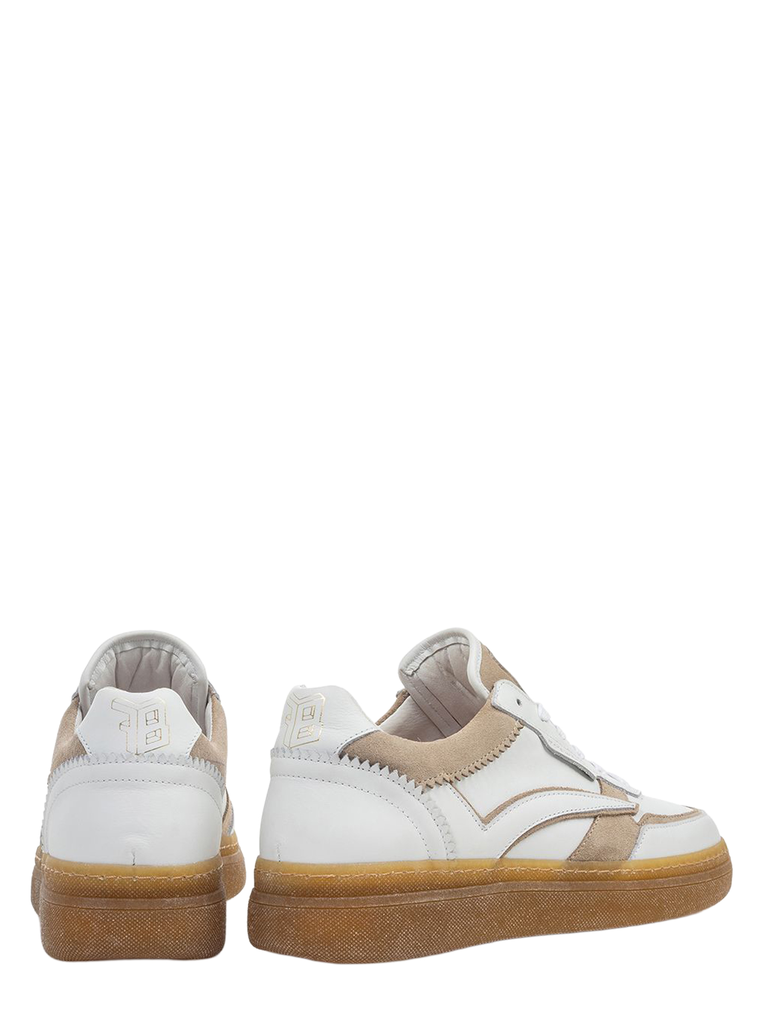 sneakers, witte schoen, suede accenten, bruine zool, lounchelementen