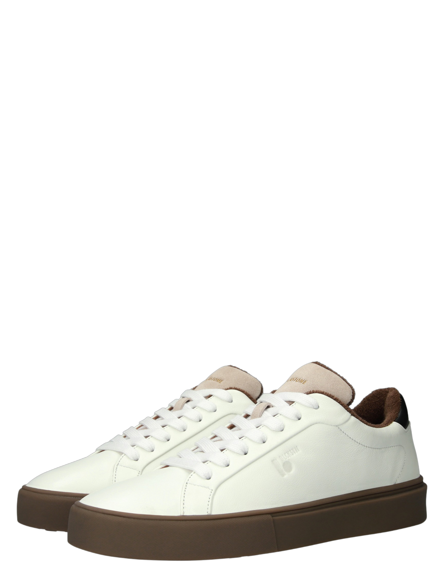 witte sneakers, casual schoenen, lederoptiek, bruine zool, luxe sportieve sneaker