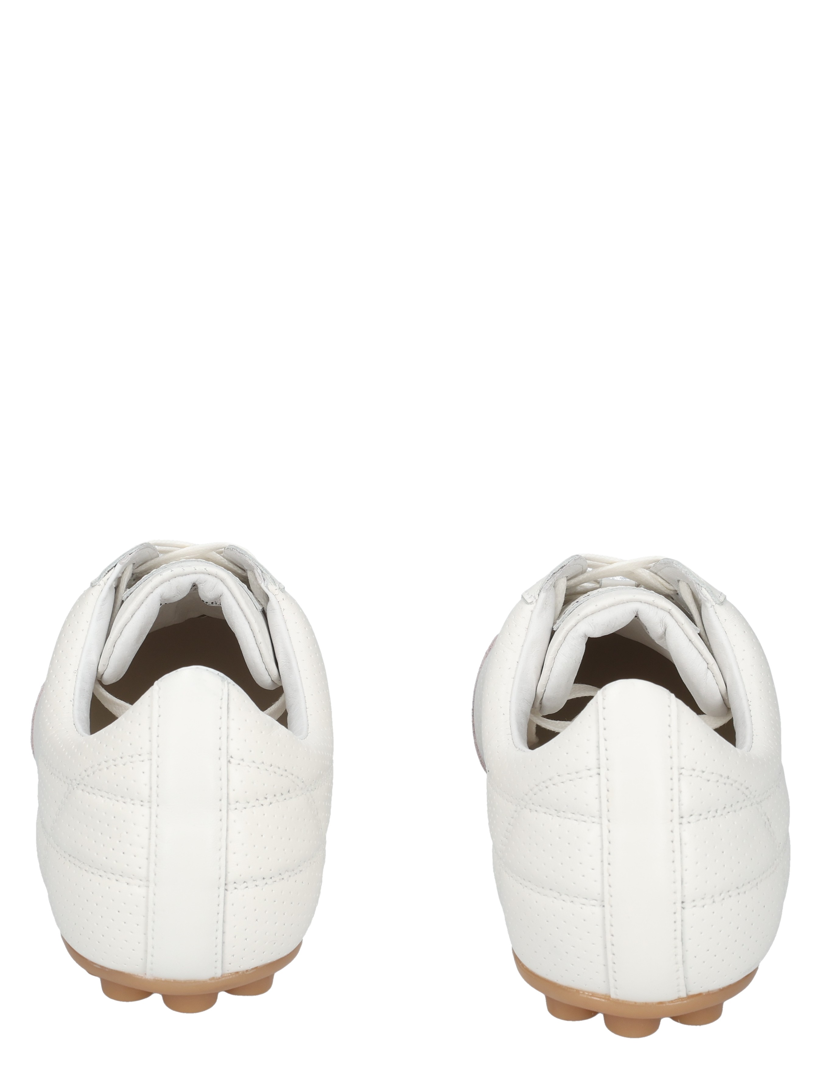 witte schoenen, sport schoenen, perforaties, zool met noppen, luxe crepe/leer?