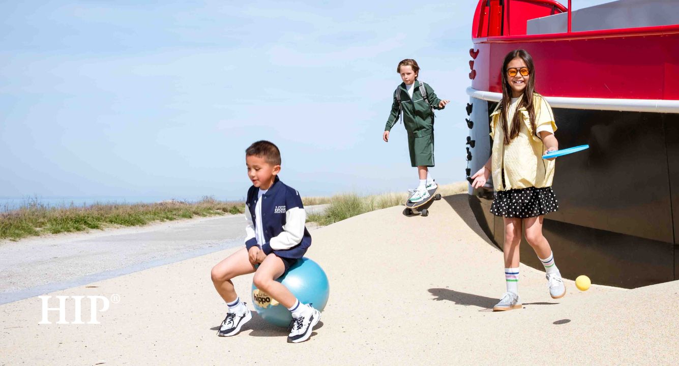 kinderfiets, skateboard, ballen, zand, hipp kleding