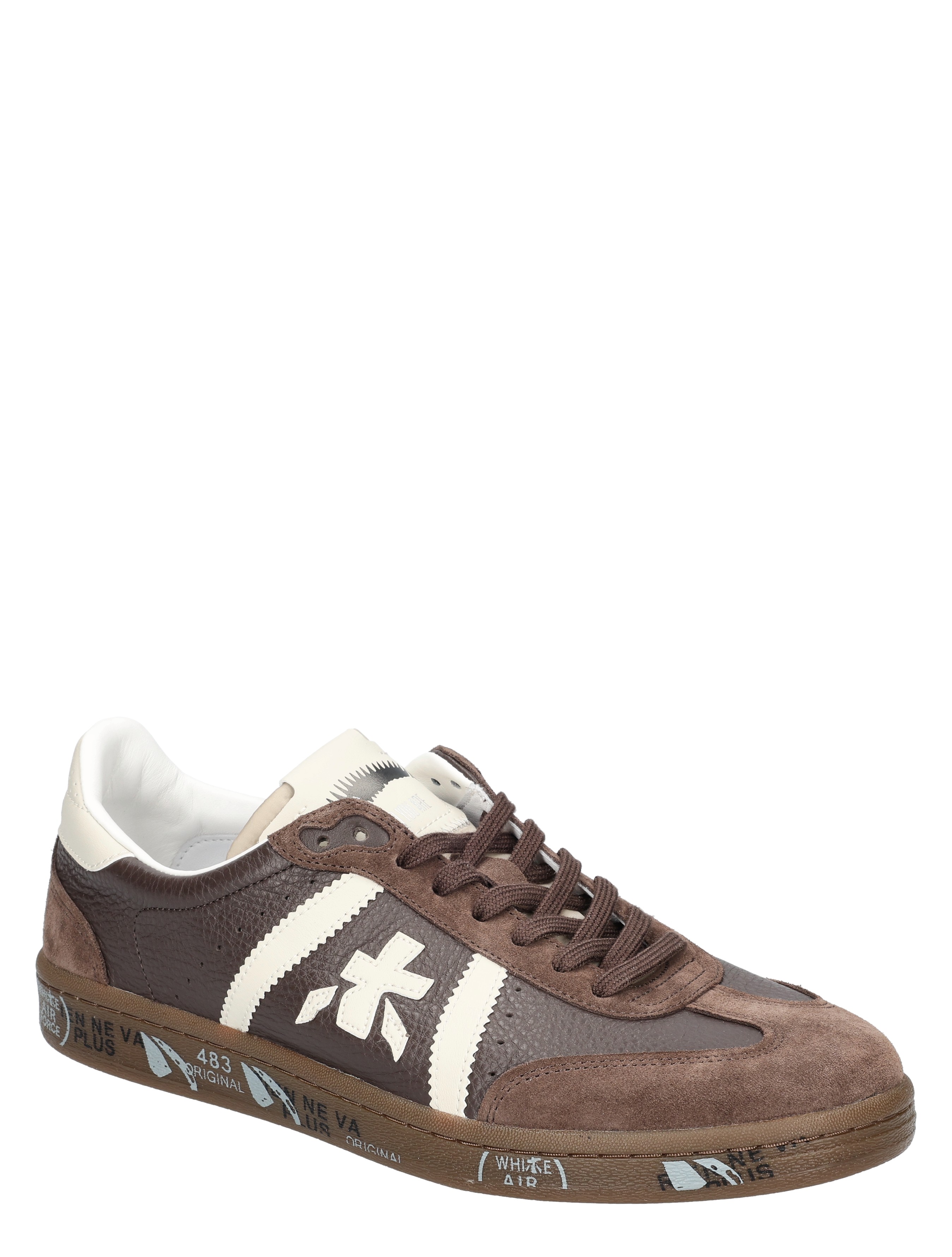 sneaker, bruine sneaker, leervoering, witte streep, bruine zool