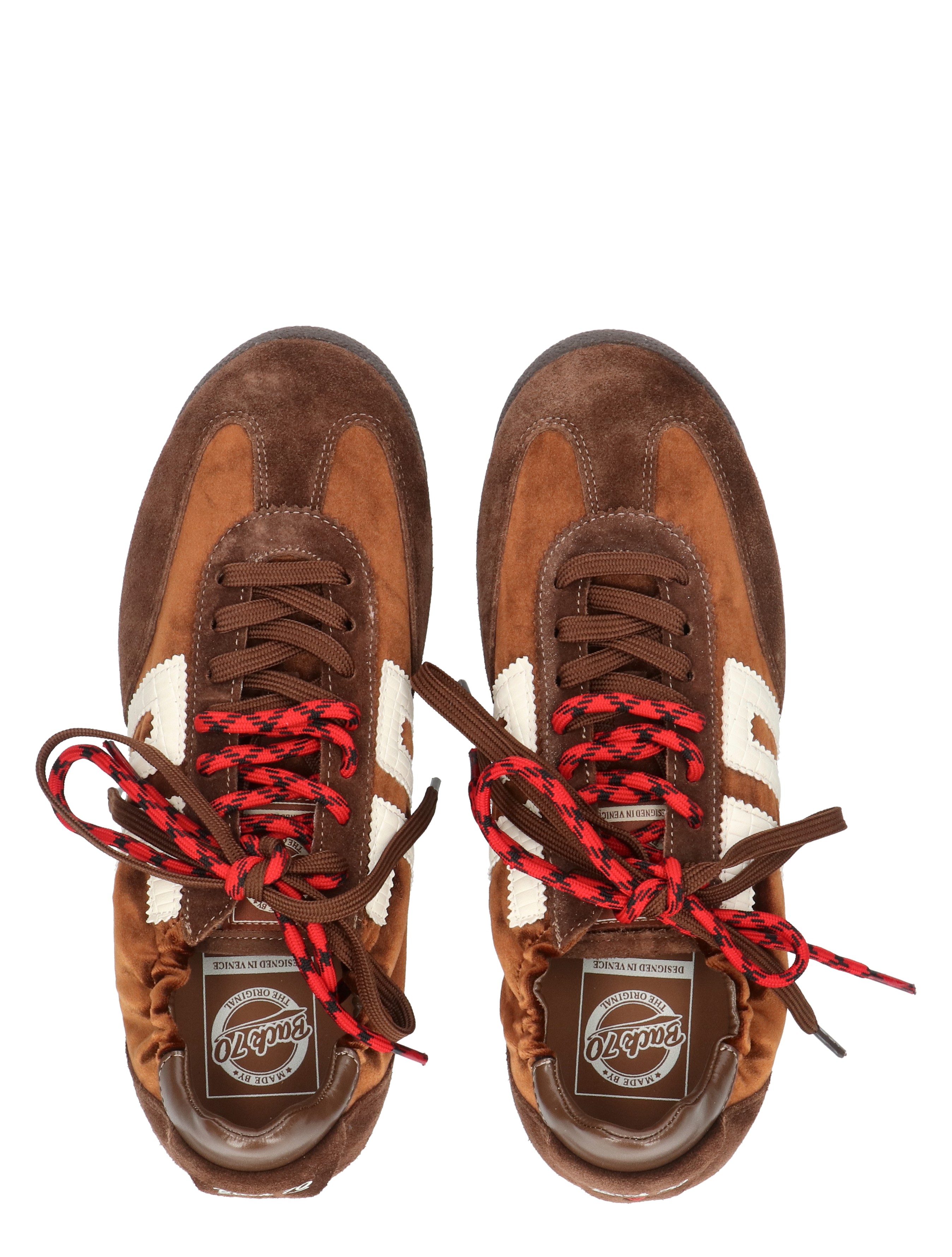sneakers, bruine schoenen, suede, witte panelen, rood-zwart veters