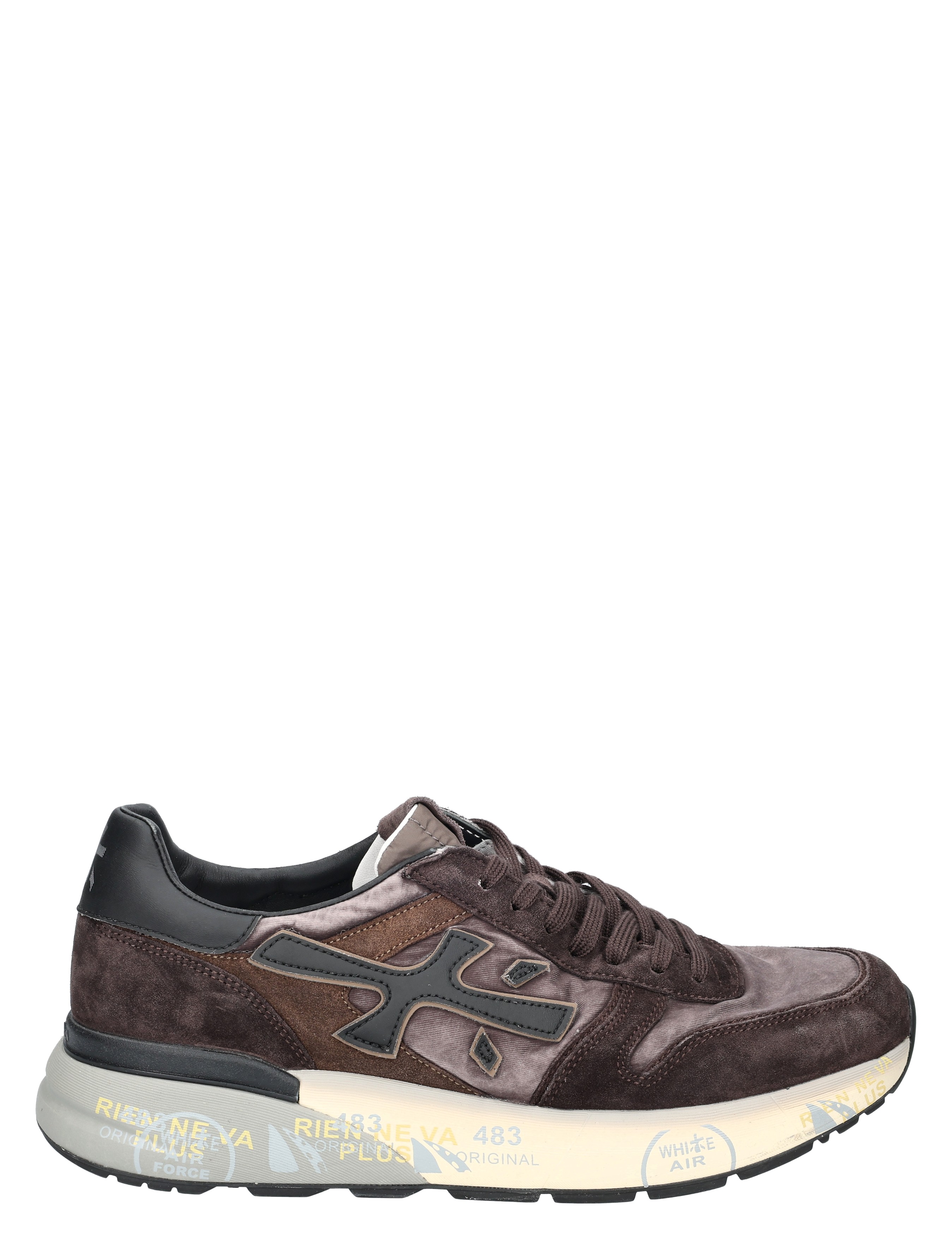 sneaker, bruine suede, lederen detail, witte zool, casual schoen