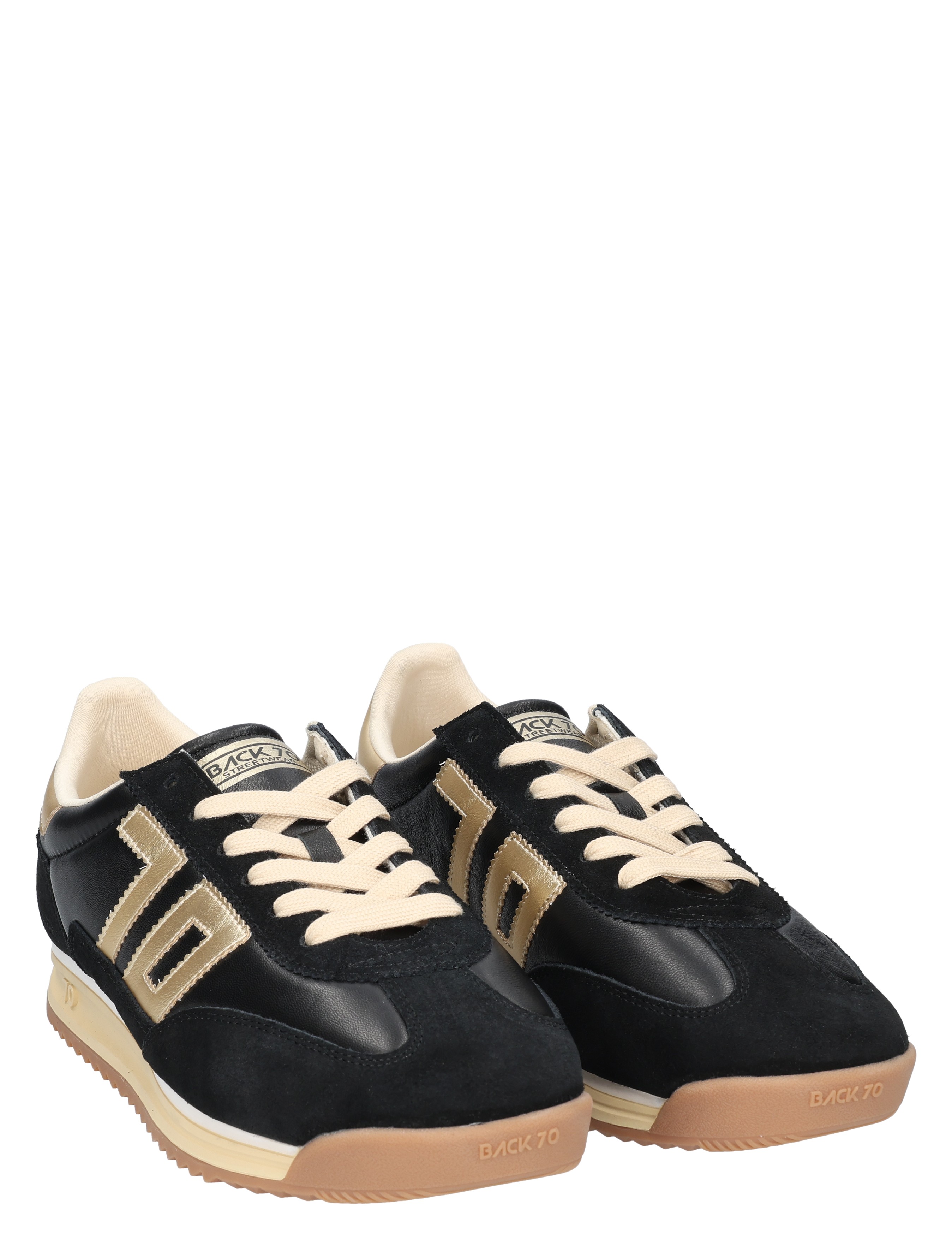 sneaker, zwarte schoenen, gumzool, veters, suede