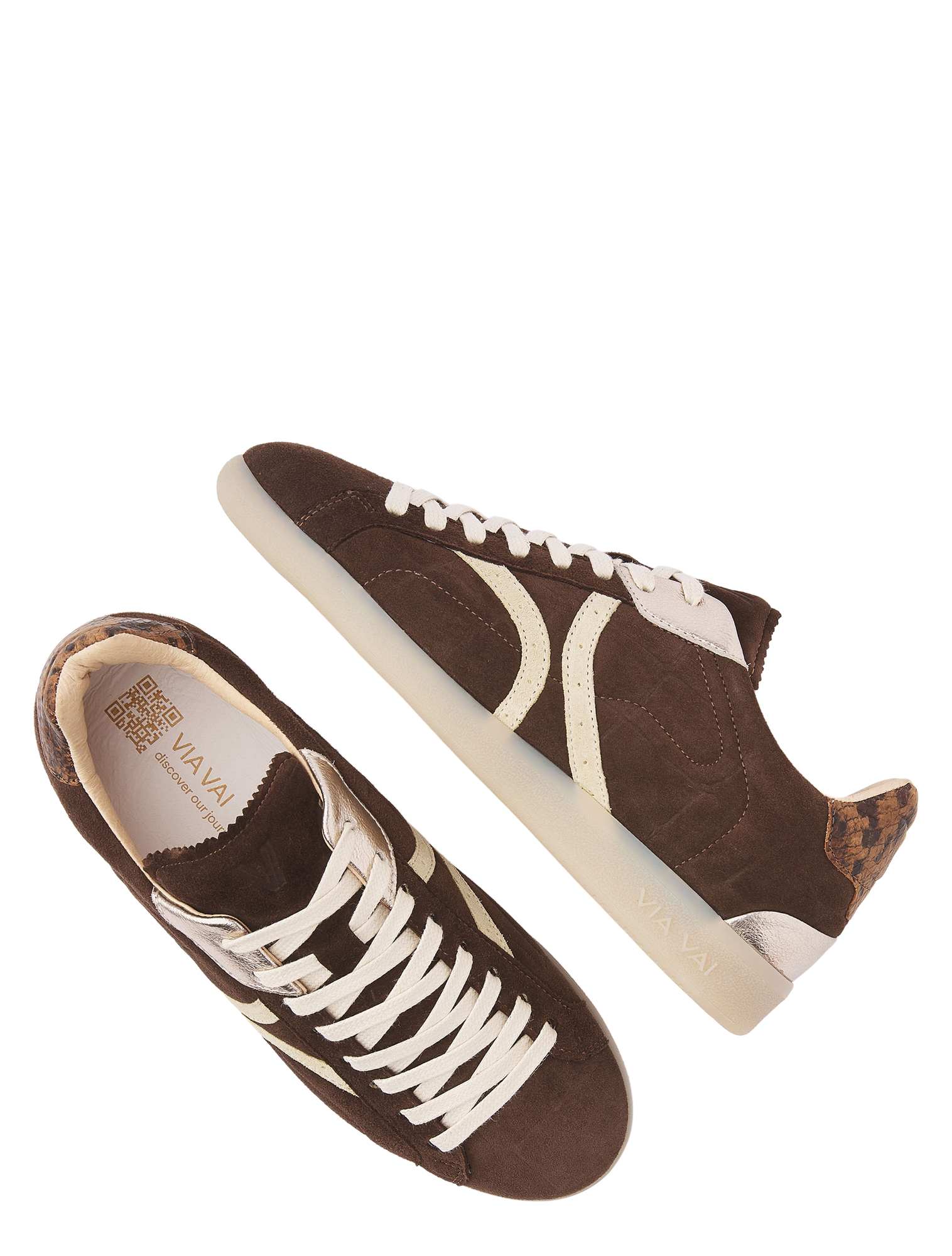 sneaker, bruine schoenen, suède, witte veters, zwarte zool