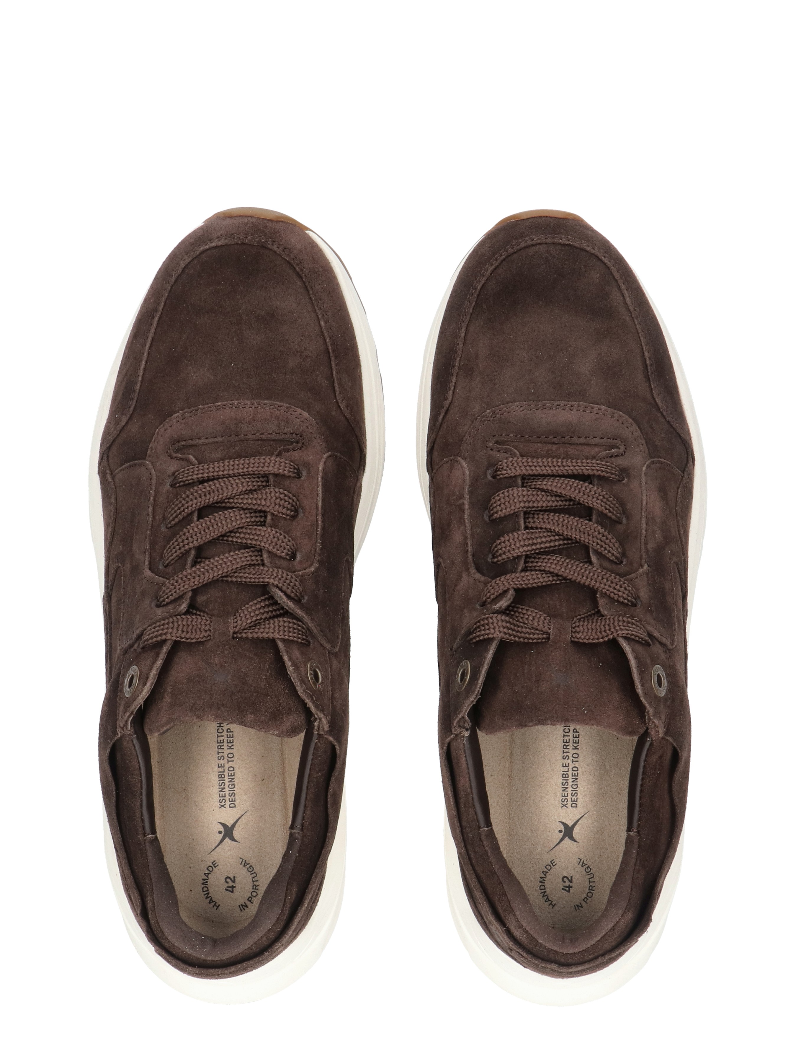 bruine schoenen, suède, lijfje sneaker, witte zool, luxe casual
