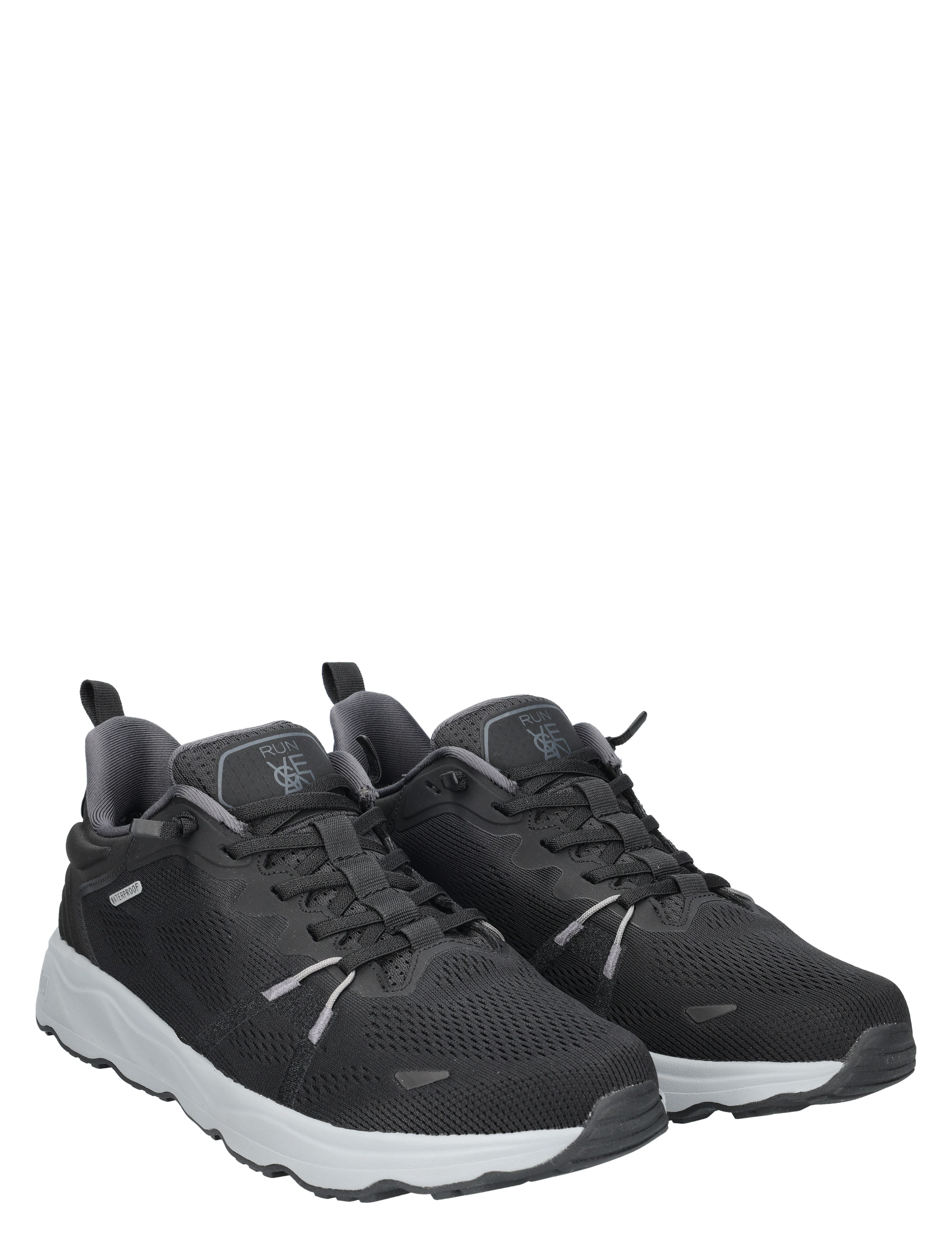 sneakers, zwarte schoenen, mesh upper, luie zool, sportschoen