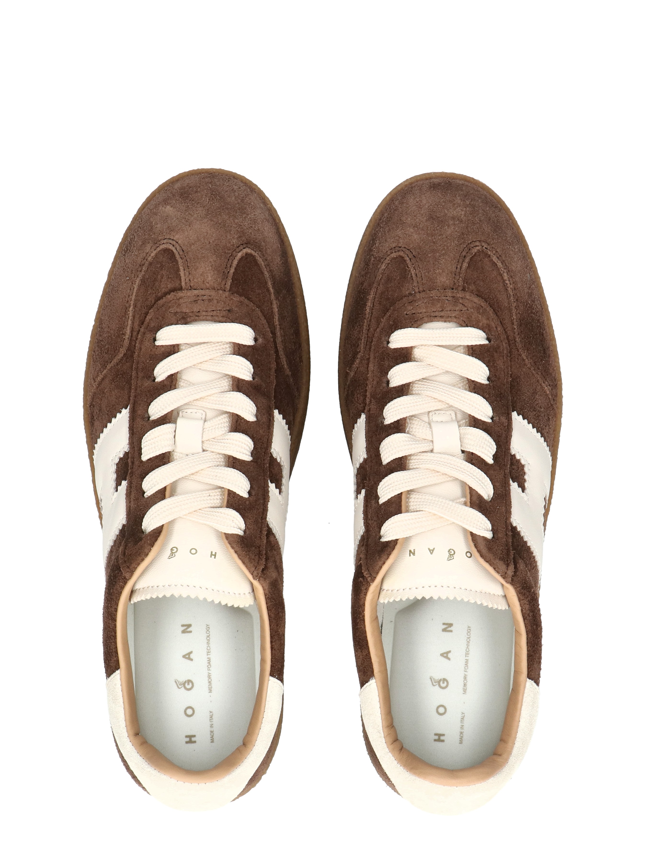 sneaker, bruine suède, witte band, vetersluiting, laag model