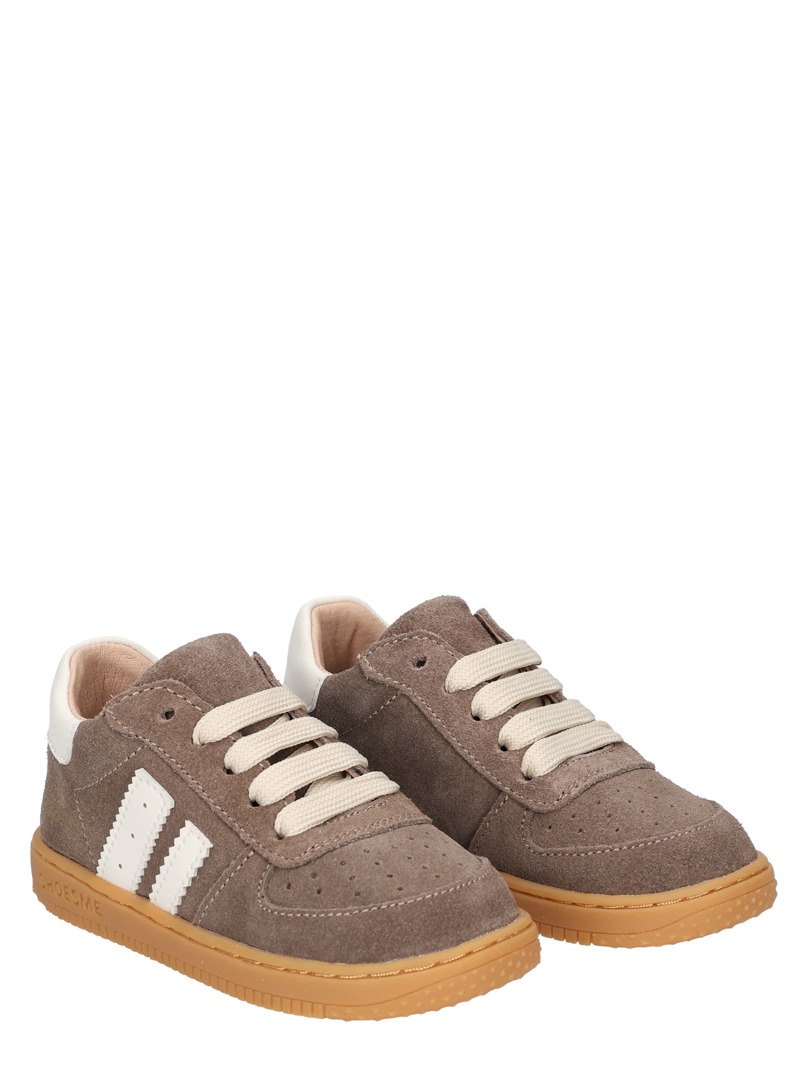 sneakers, bruine schoenen, suede, witte accenten, gumzool