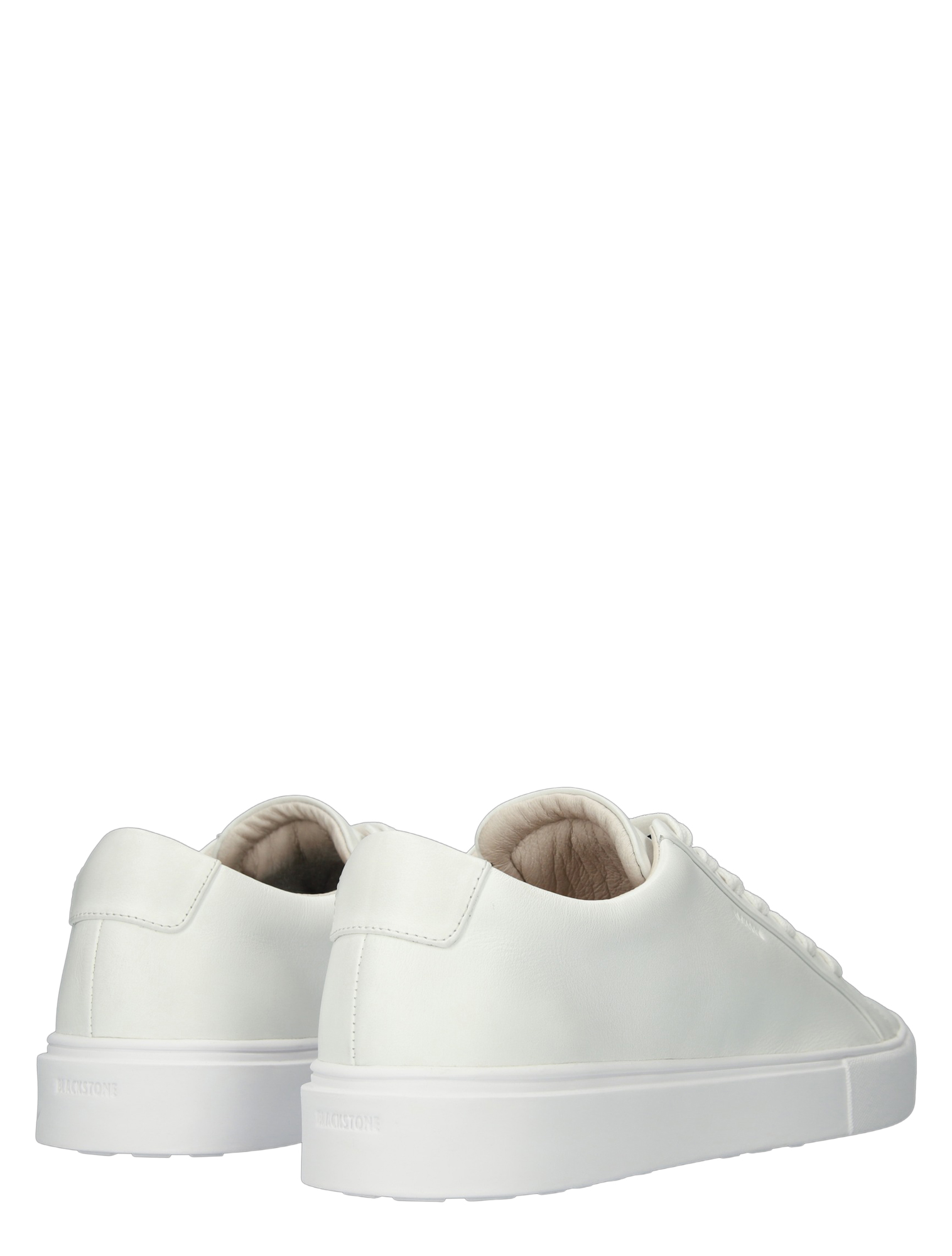 witte sneaker, casual schoen, leder, plat witte zool, zwarte zool?