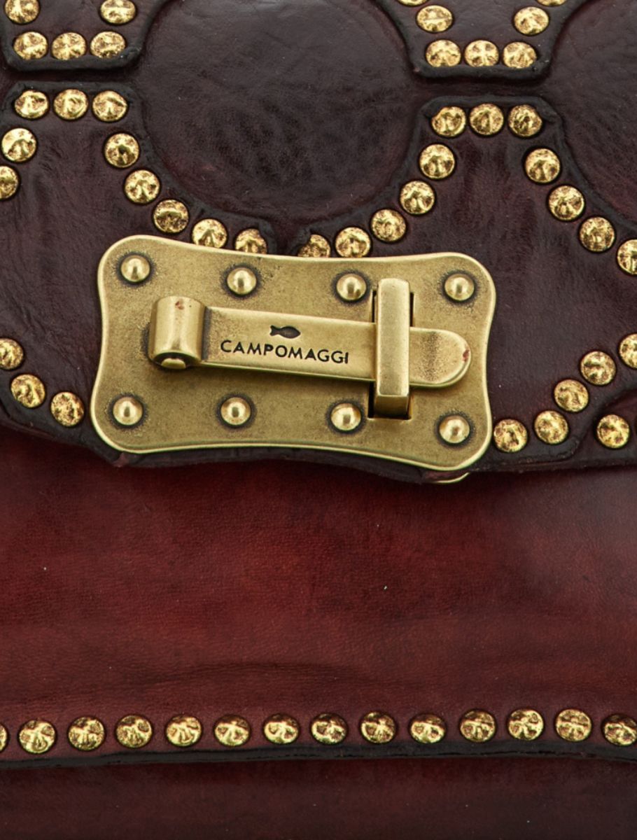 staalkleur`,`maar, spijker patroon, riemsluiting, kraspunch, handtas detail