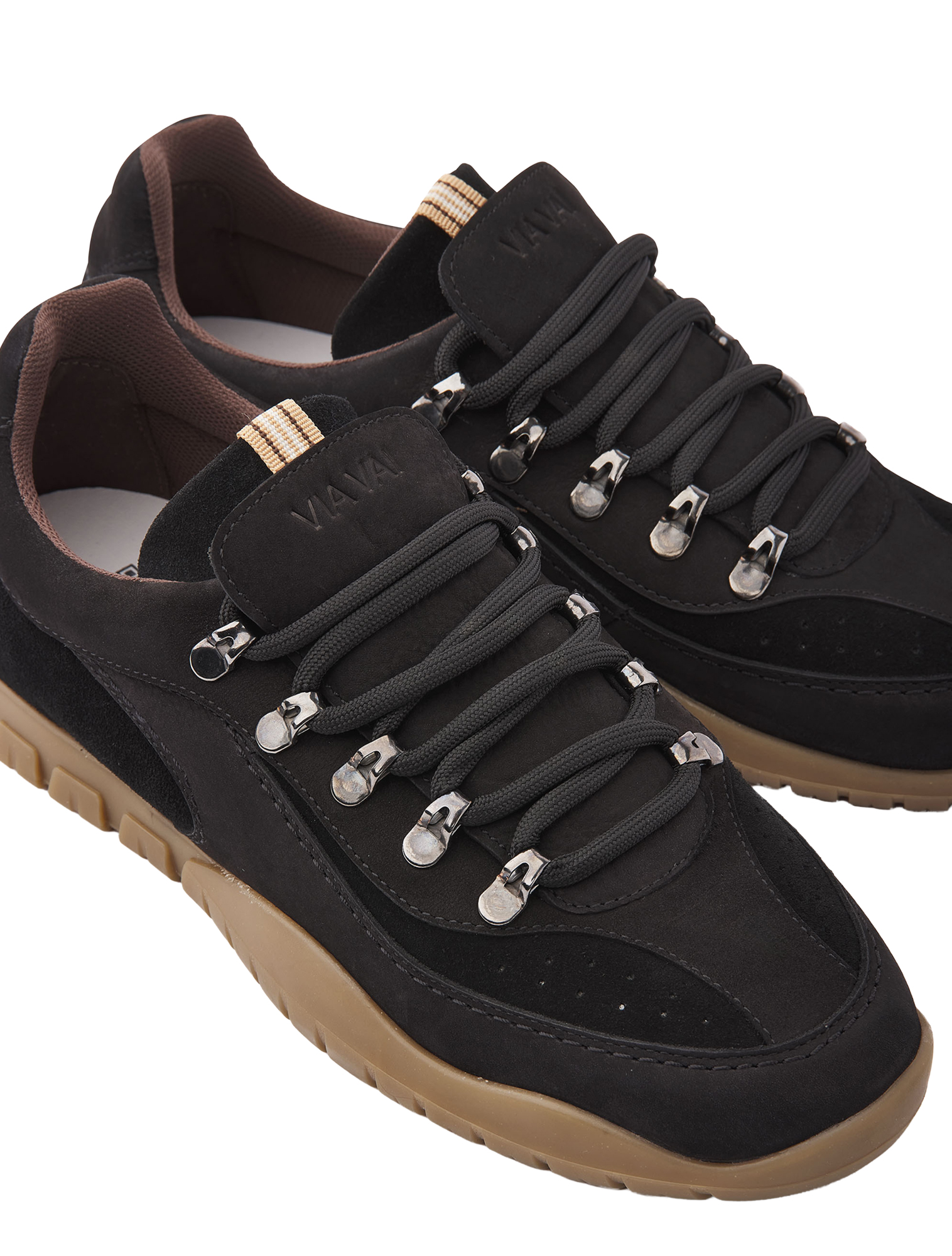 donkergroene sneakers, hoge veters, tailetten zool, kunstleren?, rubberzool