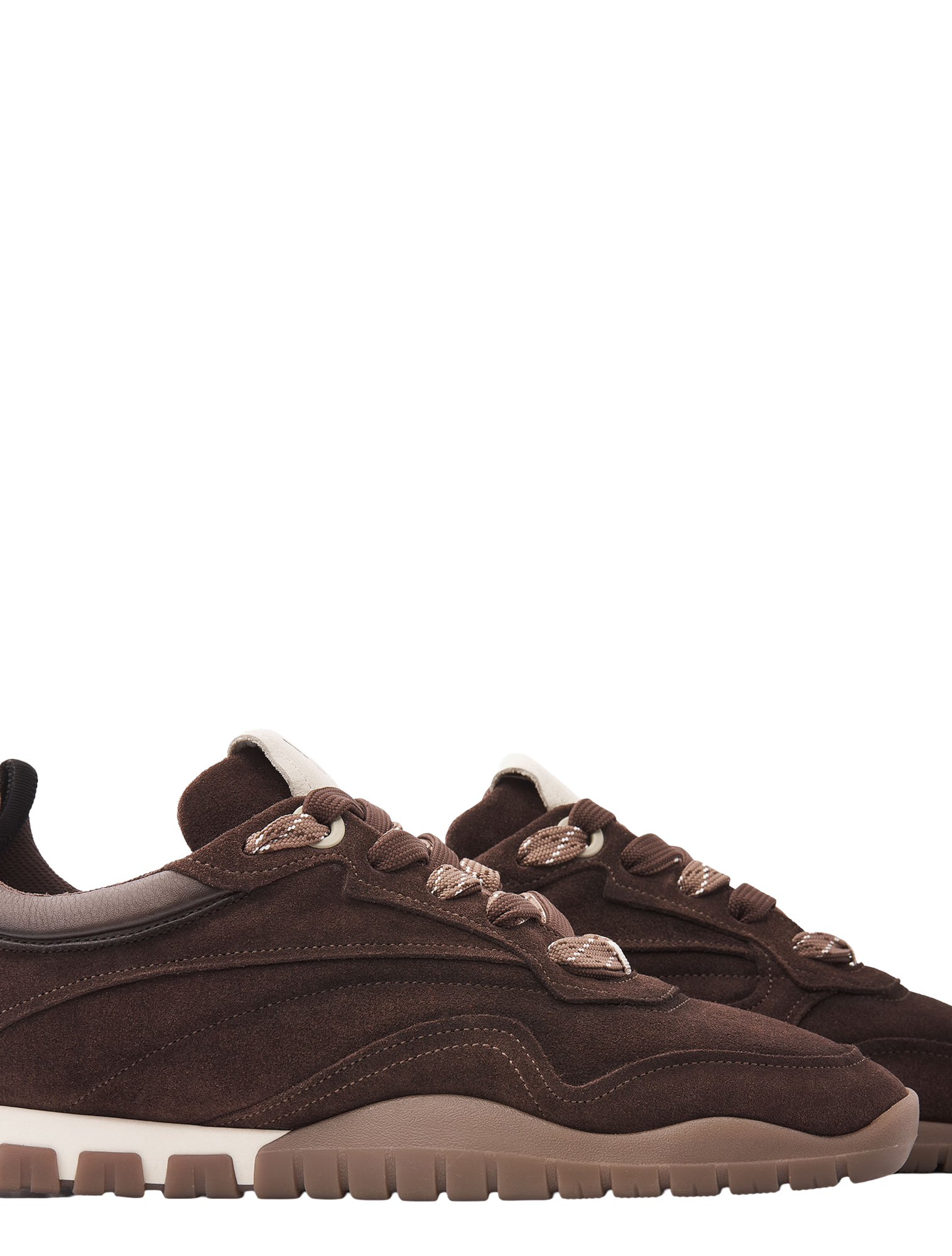sneaker, bruine schoen, suede, witte accenten, witte veters