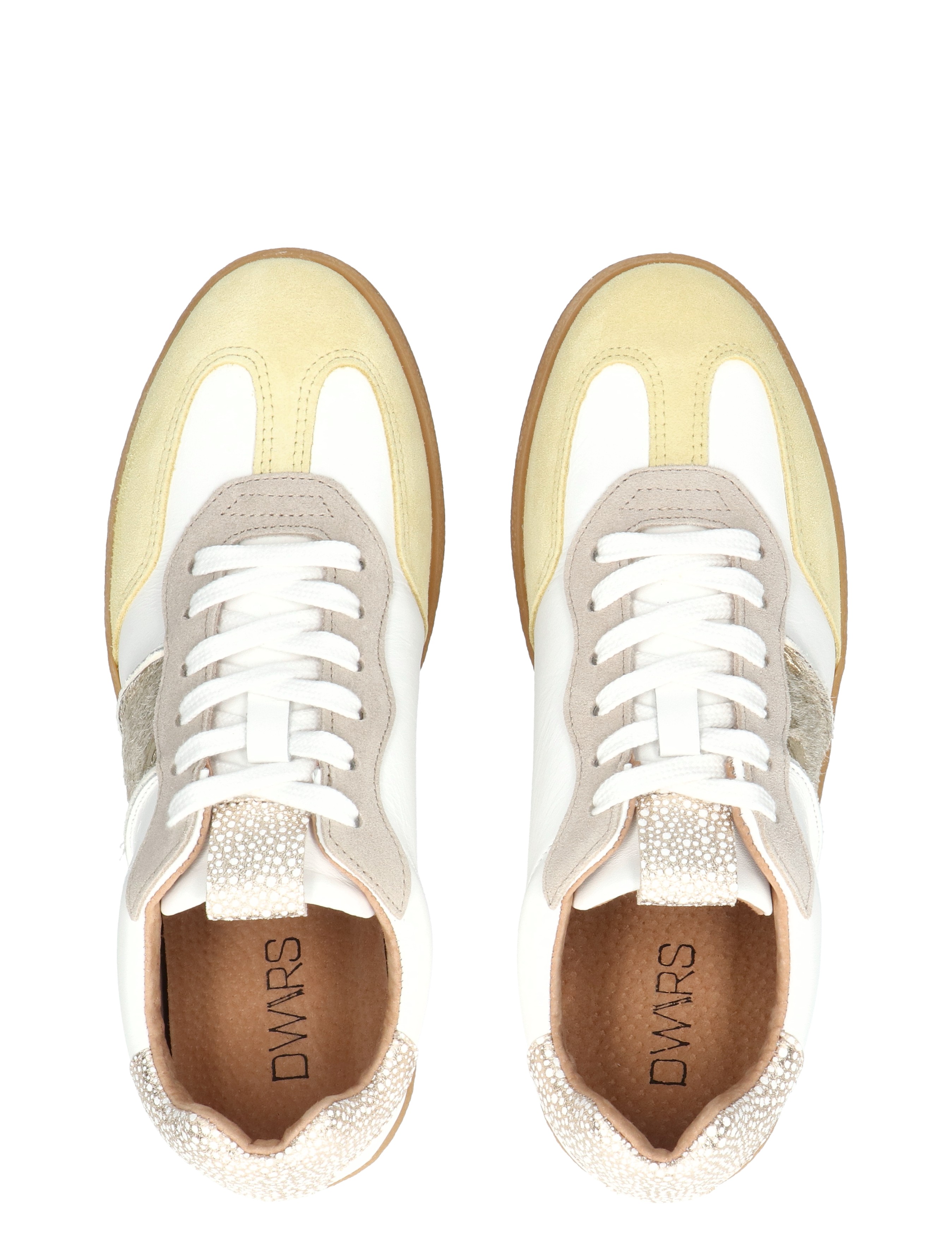 sneakers, lichtgeel, witte accenten, vetkening, dunne veters