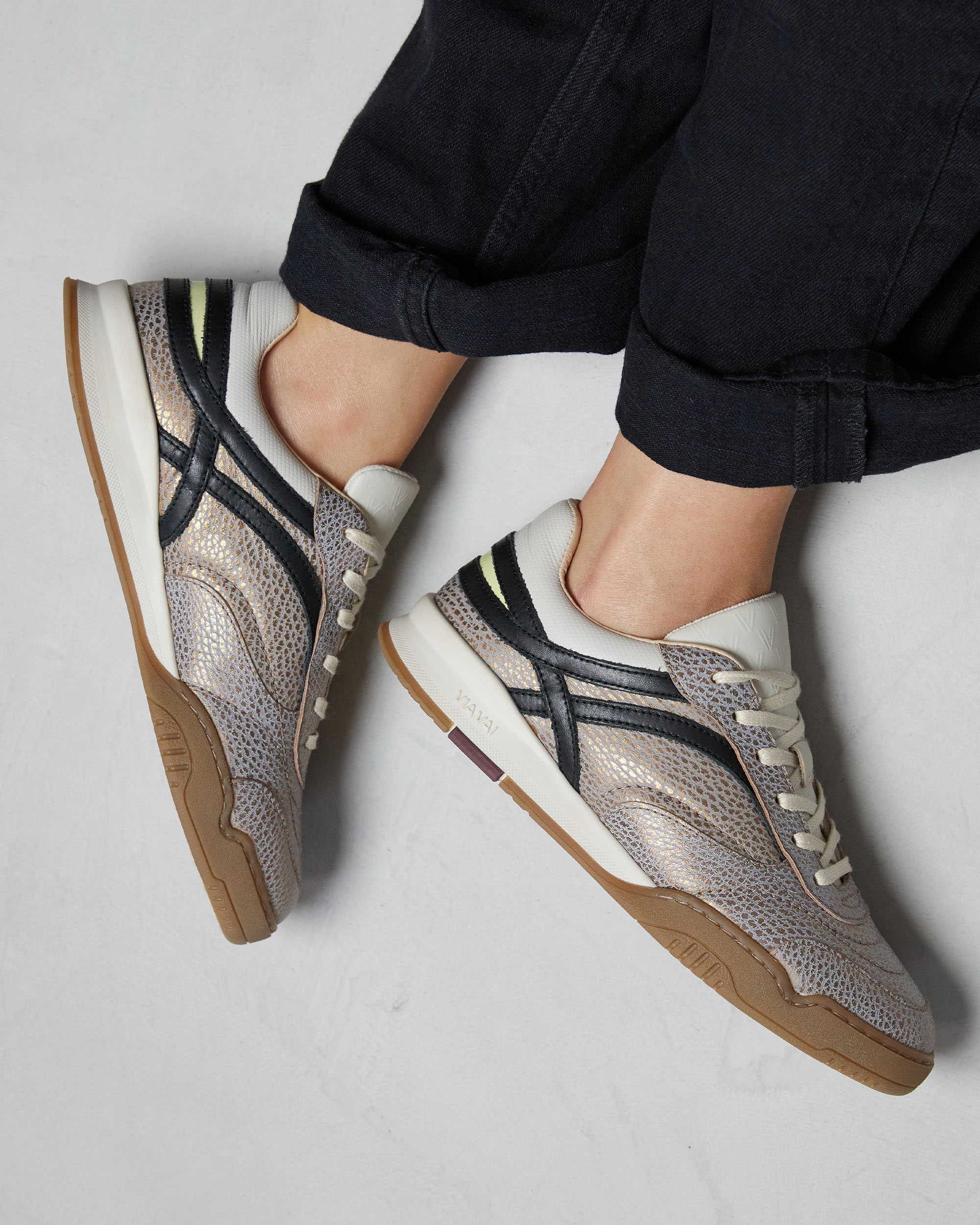 sneakers, sportschoen, losse zool, plat, luxe textuur