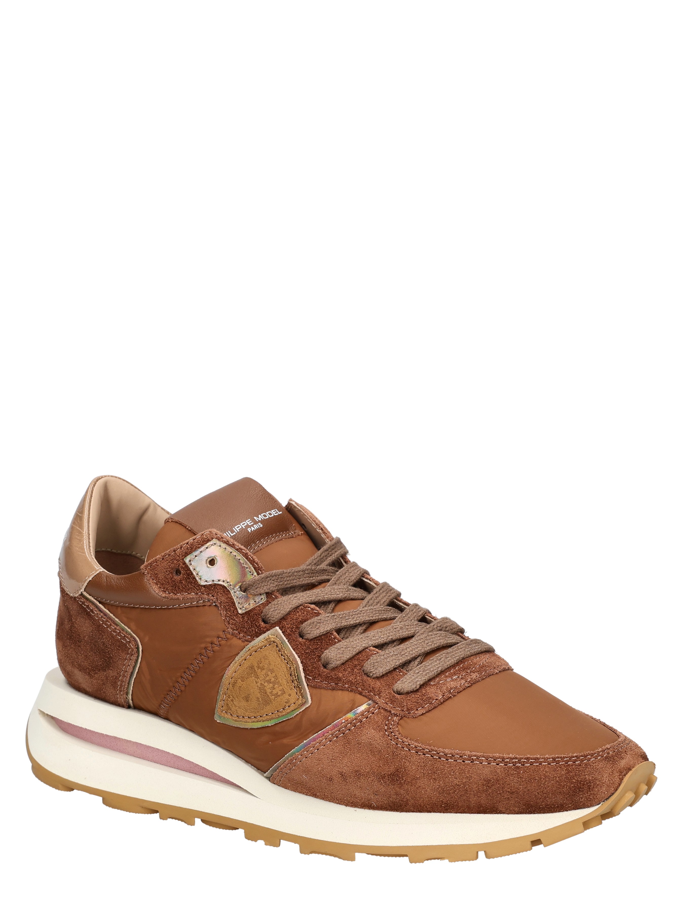 sneaker, sportschoen, bruine schoen, luxe detail, veter schoenenstijl