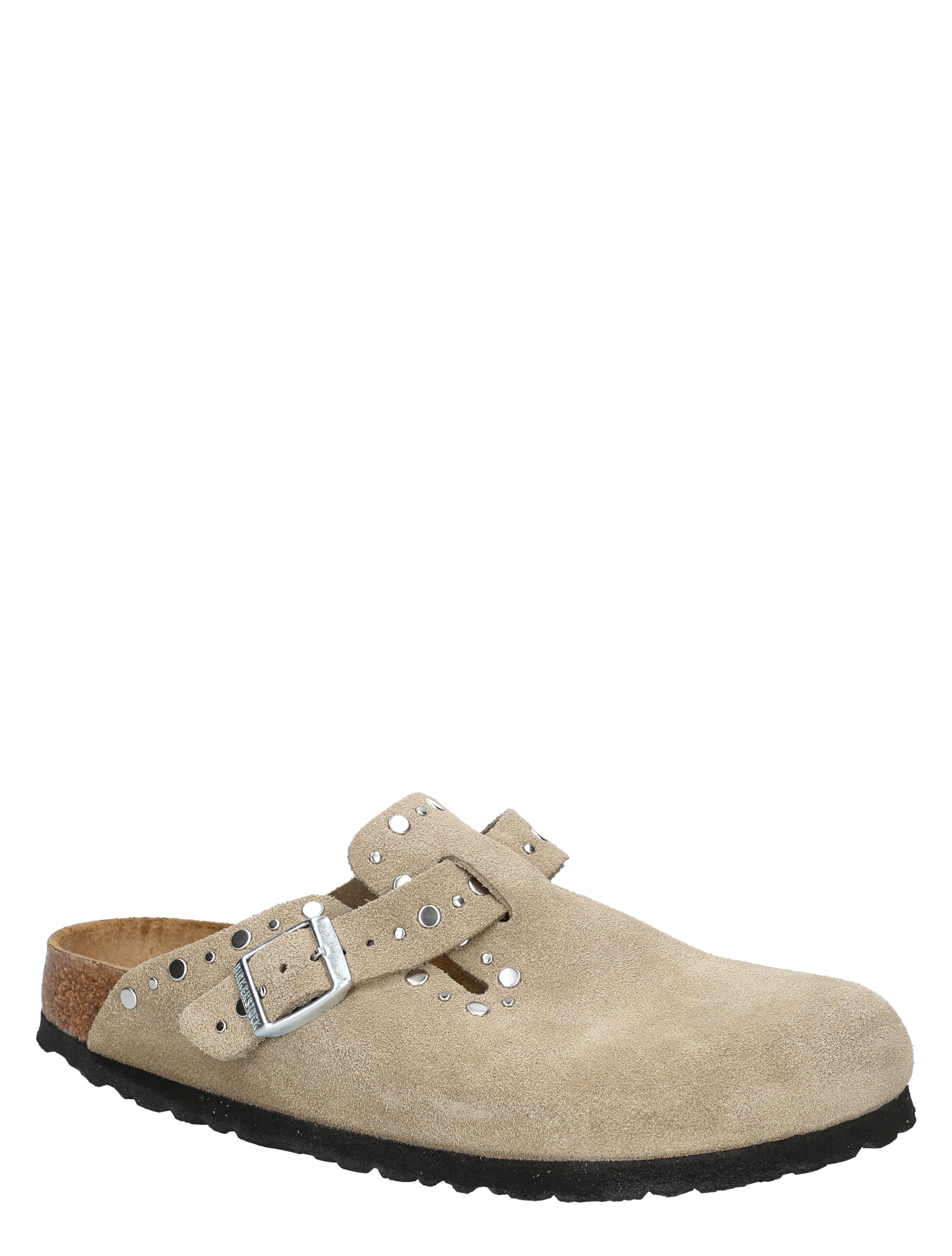sandkleurige schoen, slip-on, clogs, suède, voorkant met studs