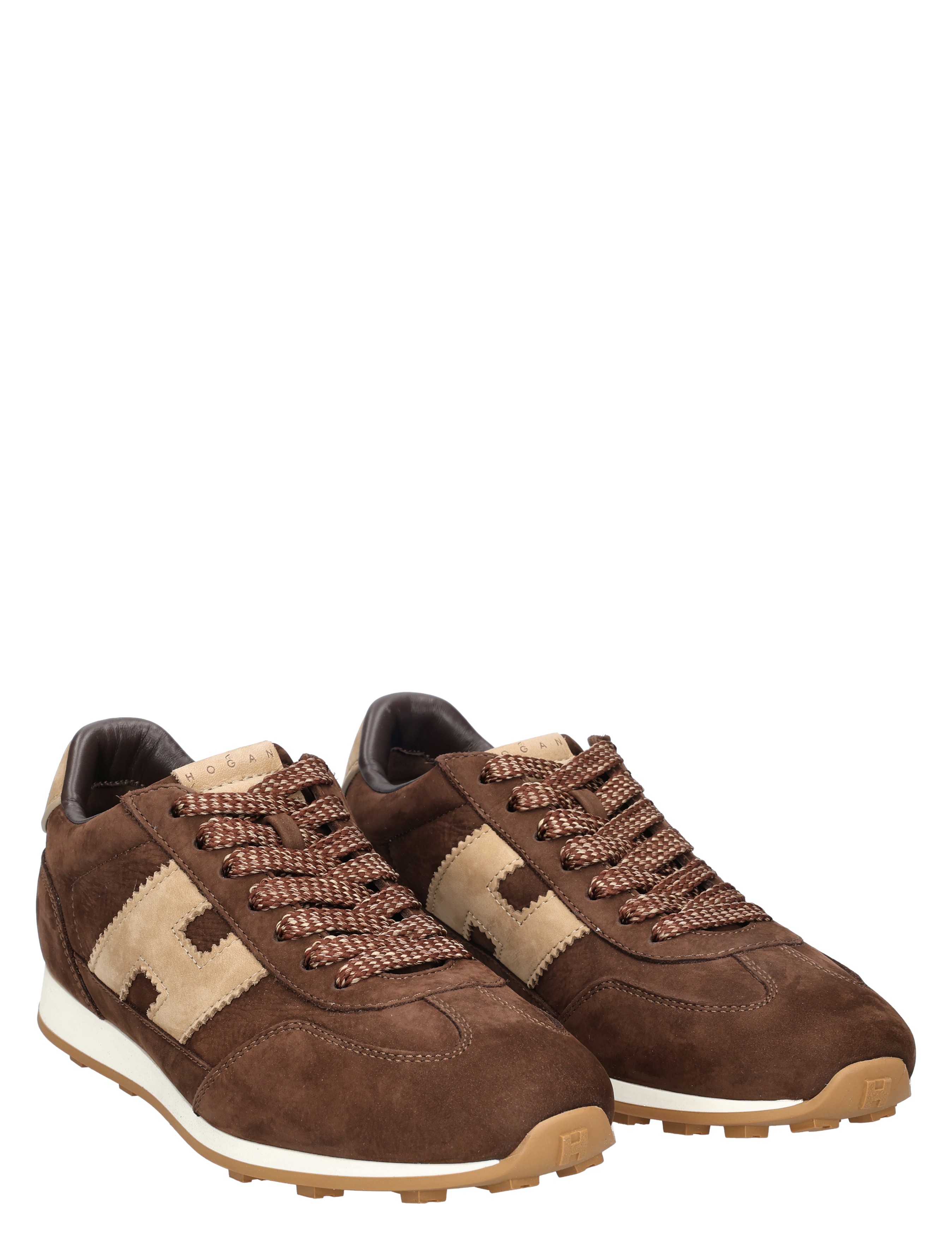 sneakers, bruine schoenen, suède, luxe sportieve, luggen