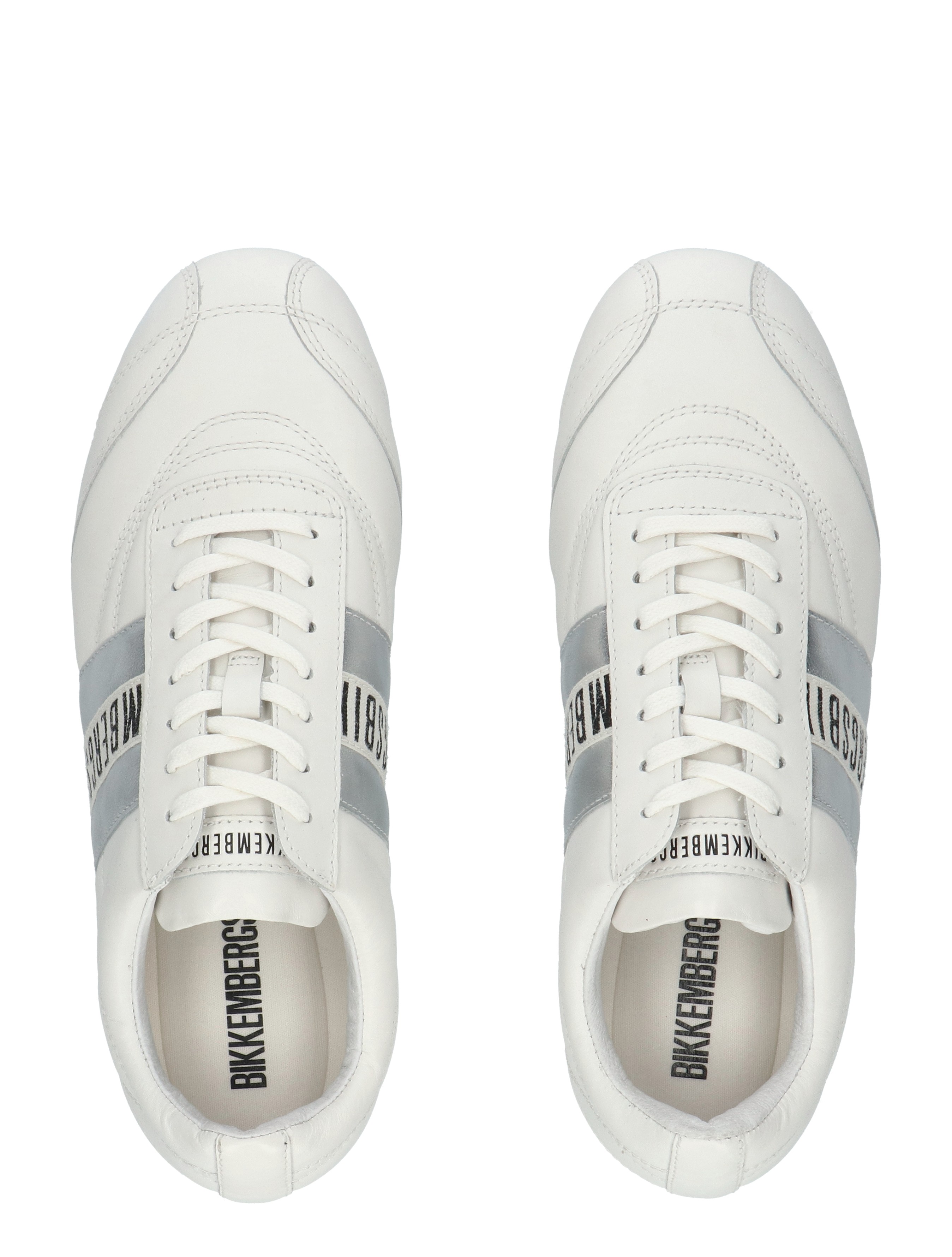 witte sneakers, luxe sneaker, katoenachtige leer, veter schoenen, bandtekst label