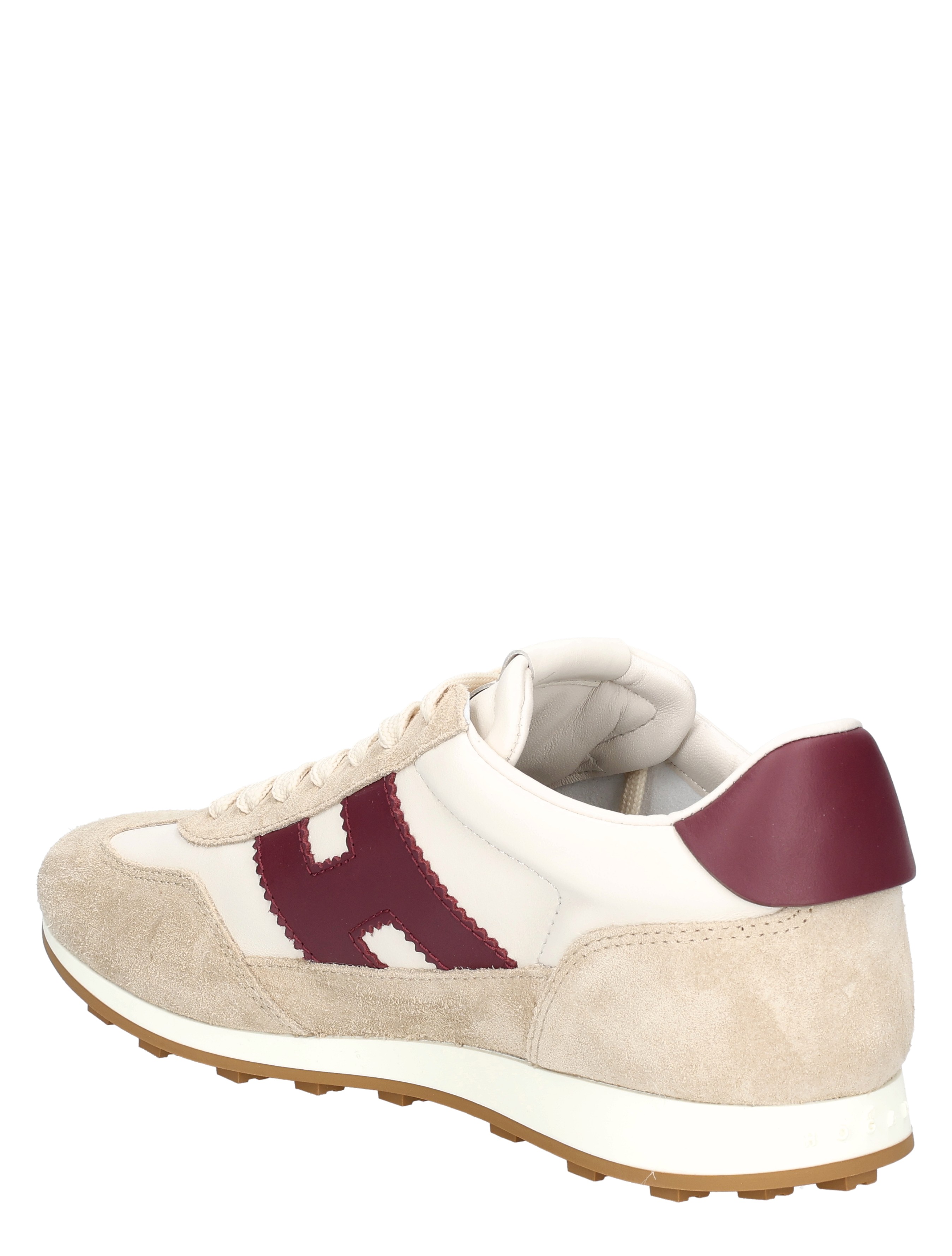 sneaker, witte schoen, suede, rode h-band, modieus?