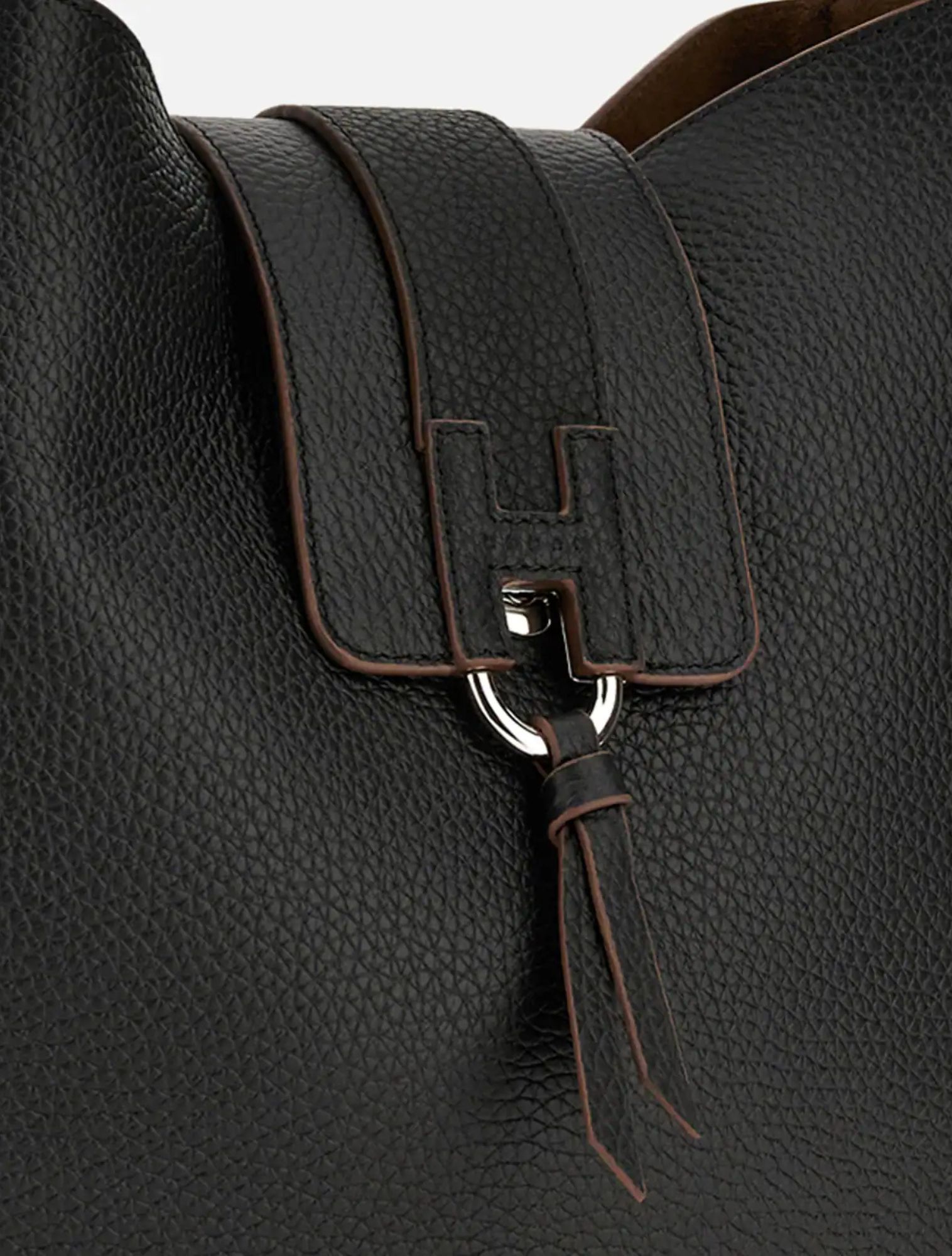 leren rugzak, tassenklem, pebble leer, zwarte tas, leesbare klep