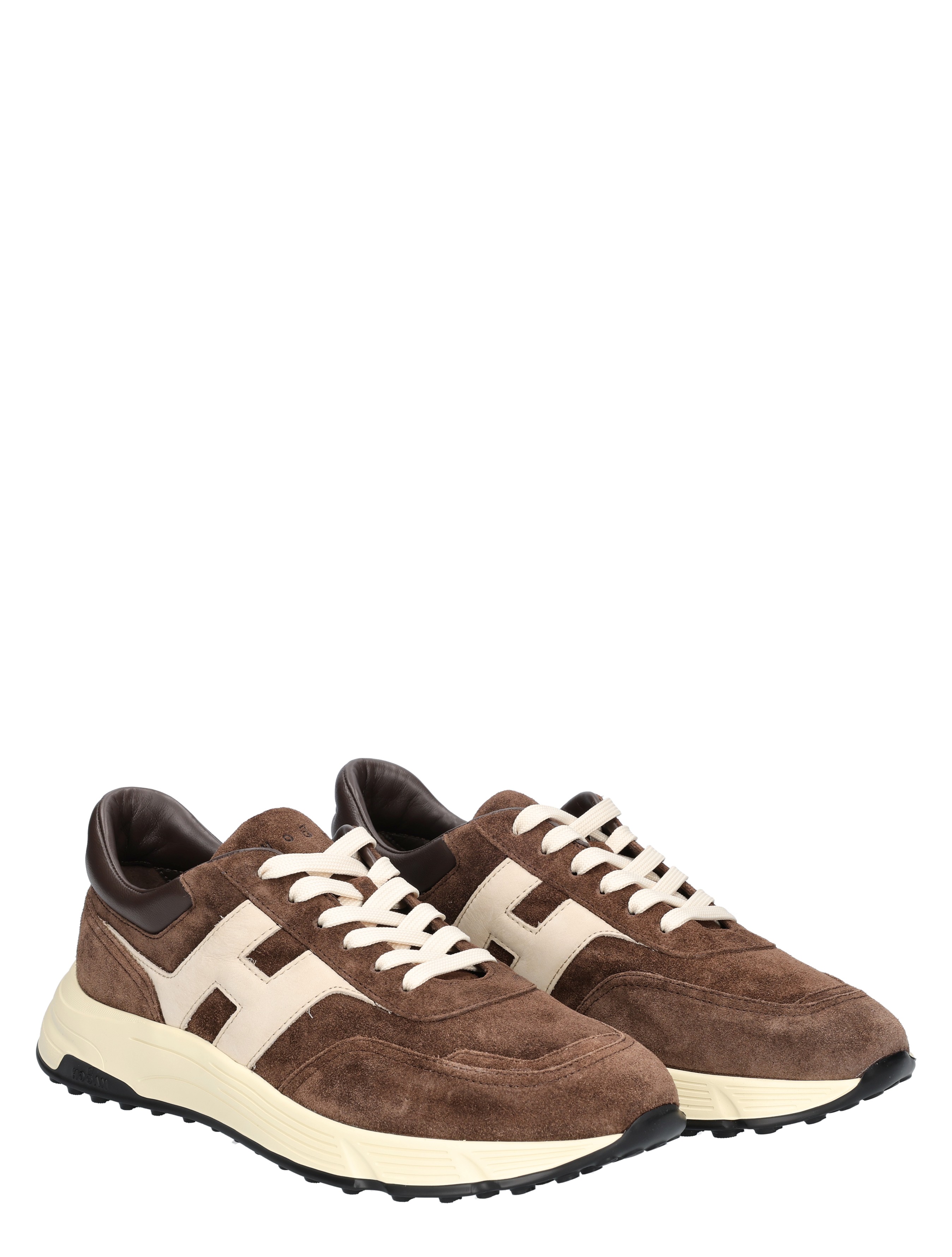 bruine sneakers, suède, witte detailing, luxe zool, witte veters