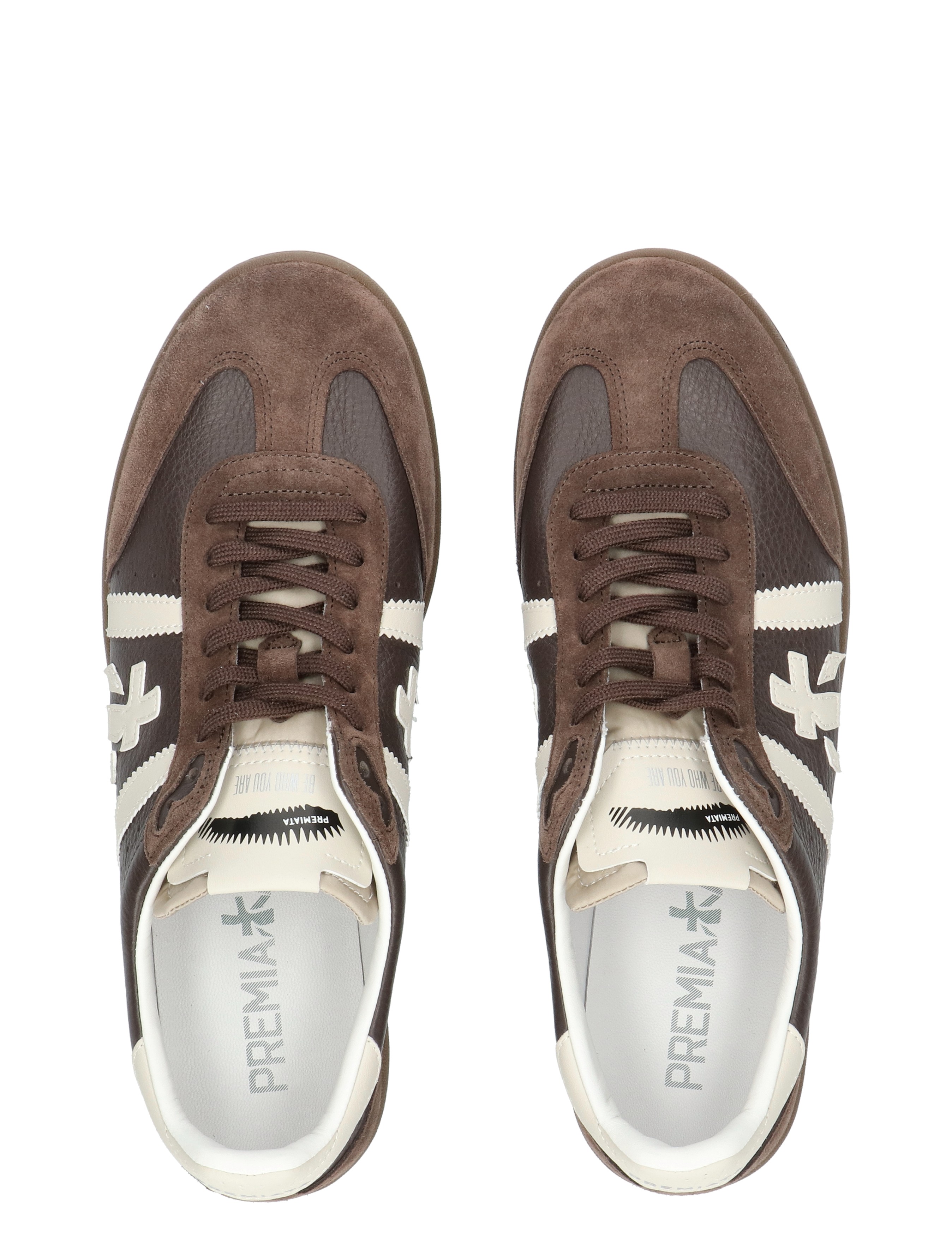 sneaker, bruine, suede, witte accenten, veters