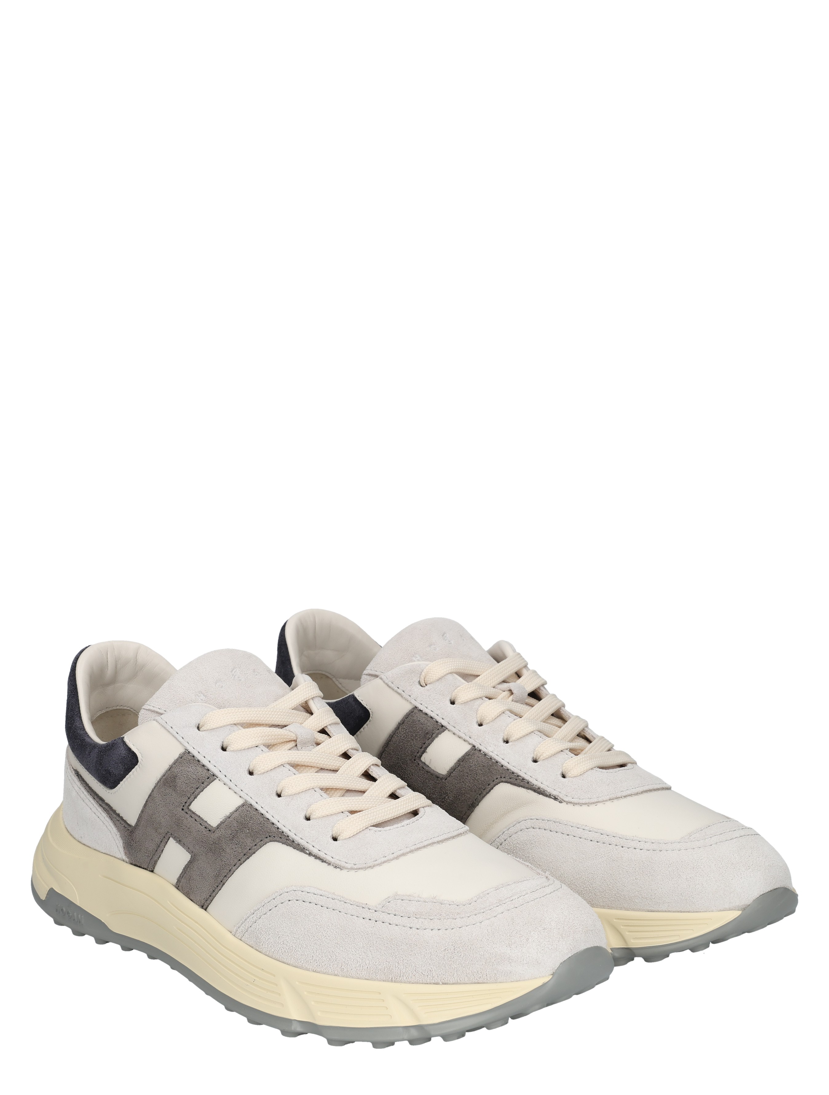 sneakers, witte schoenen, suede details, luxe sport, lagen zool