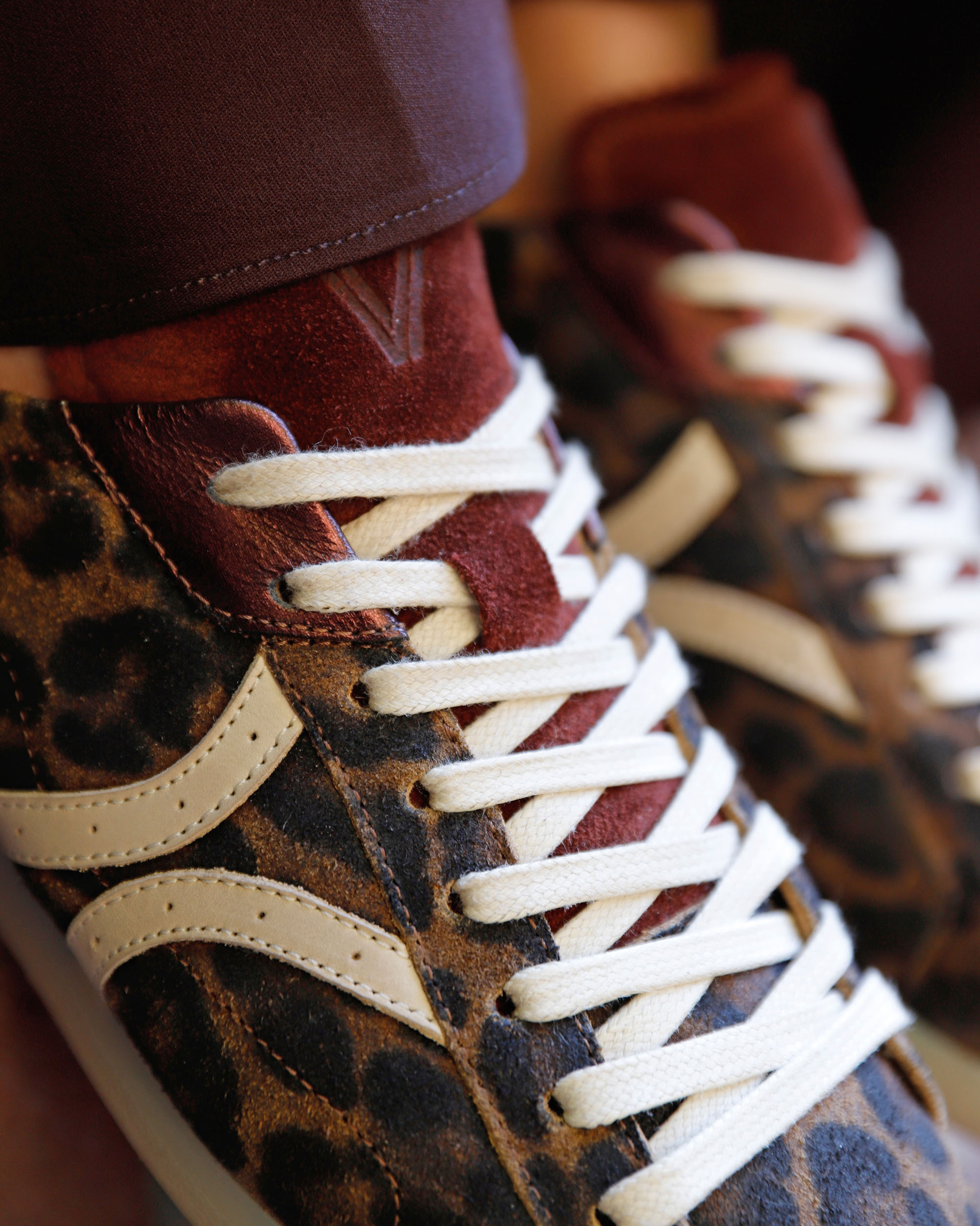 sneaker, luxe sneakers, leeuwachtige print, suede, witte veters