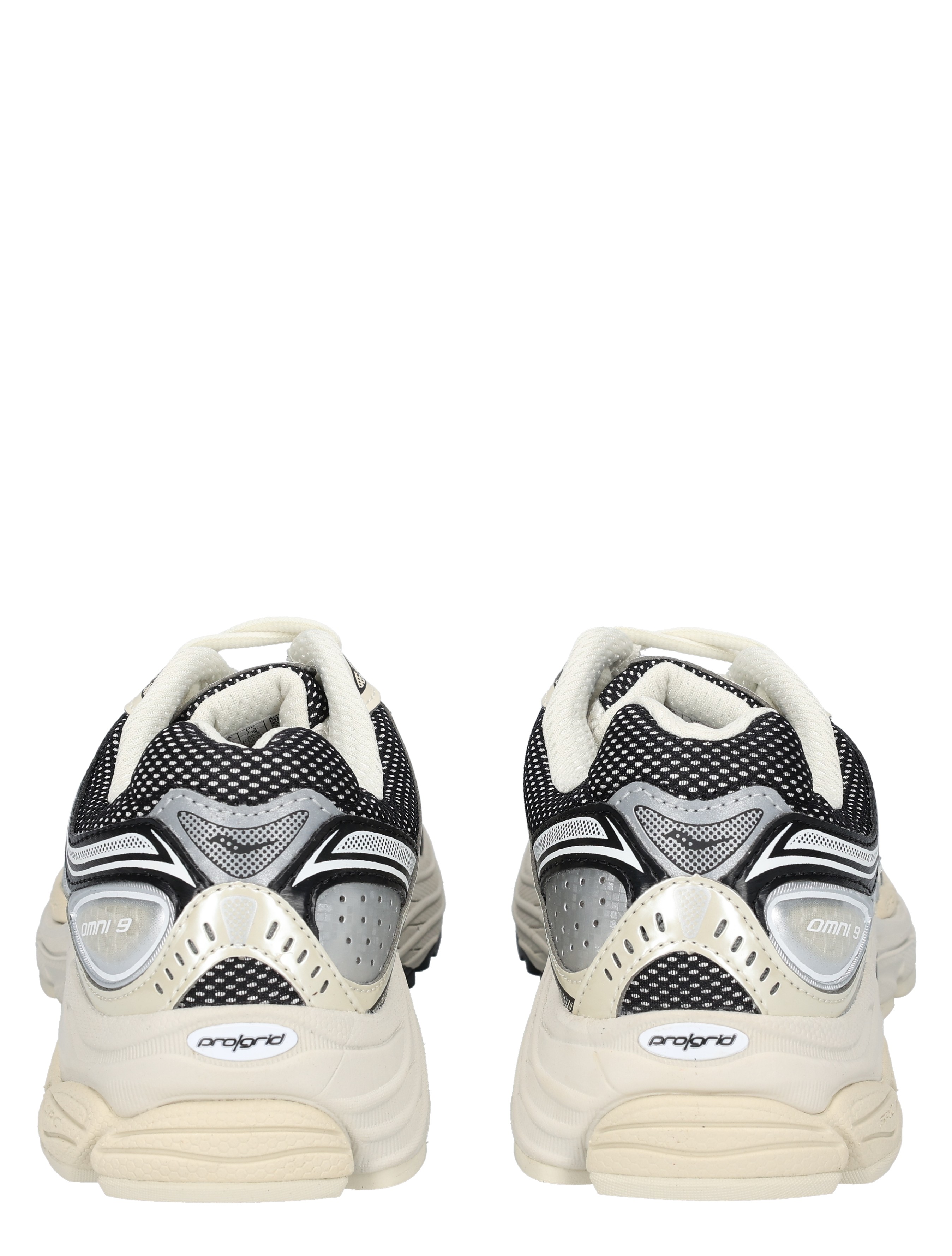 sneaker, sportschoenen, zwarte witte details, mesh bovenwerk, demping