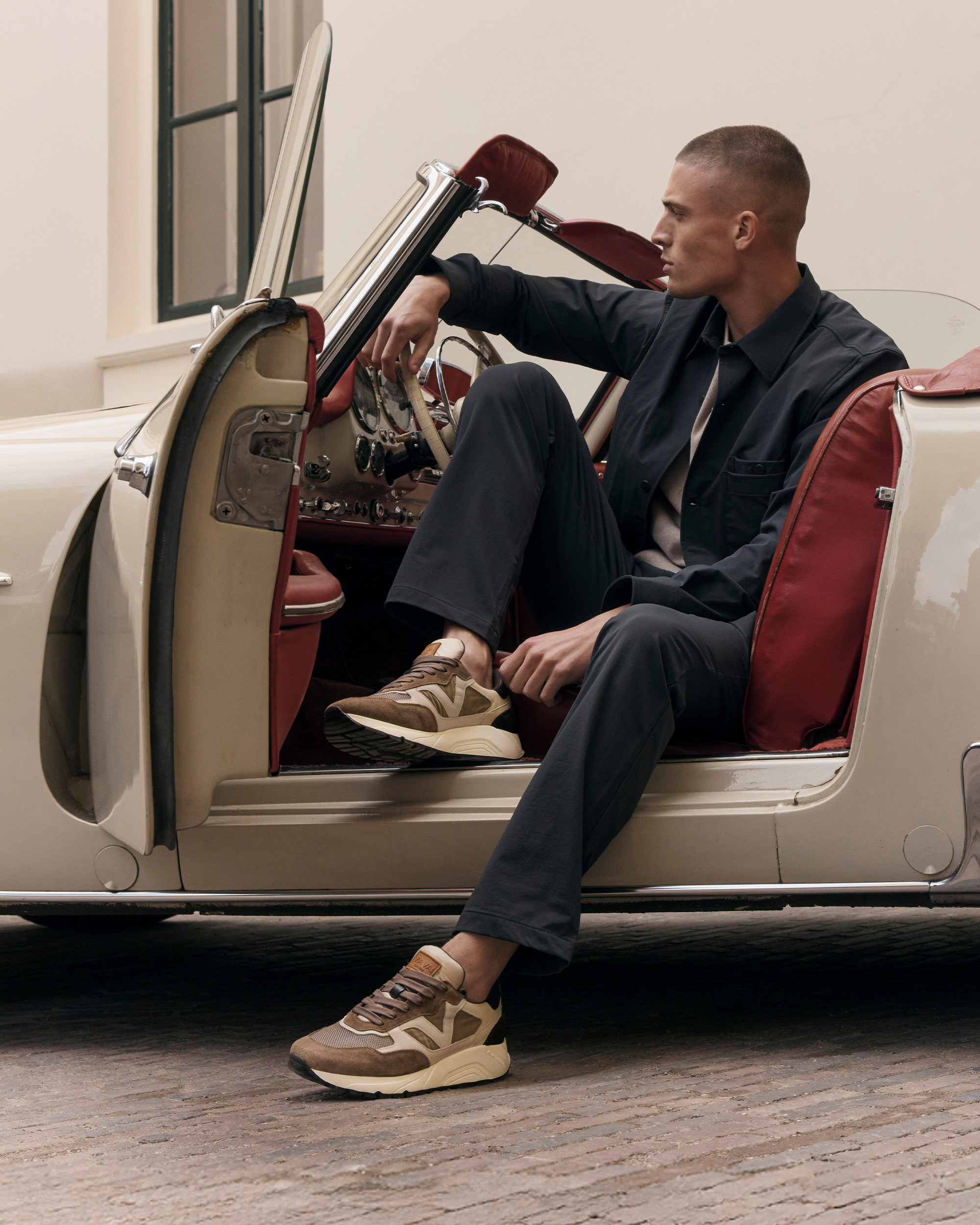 auto, auto, sneakers, broek, jacket