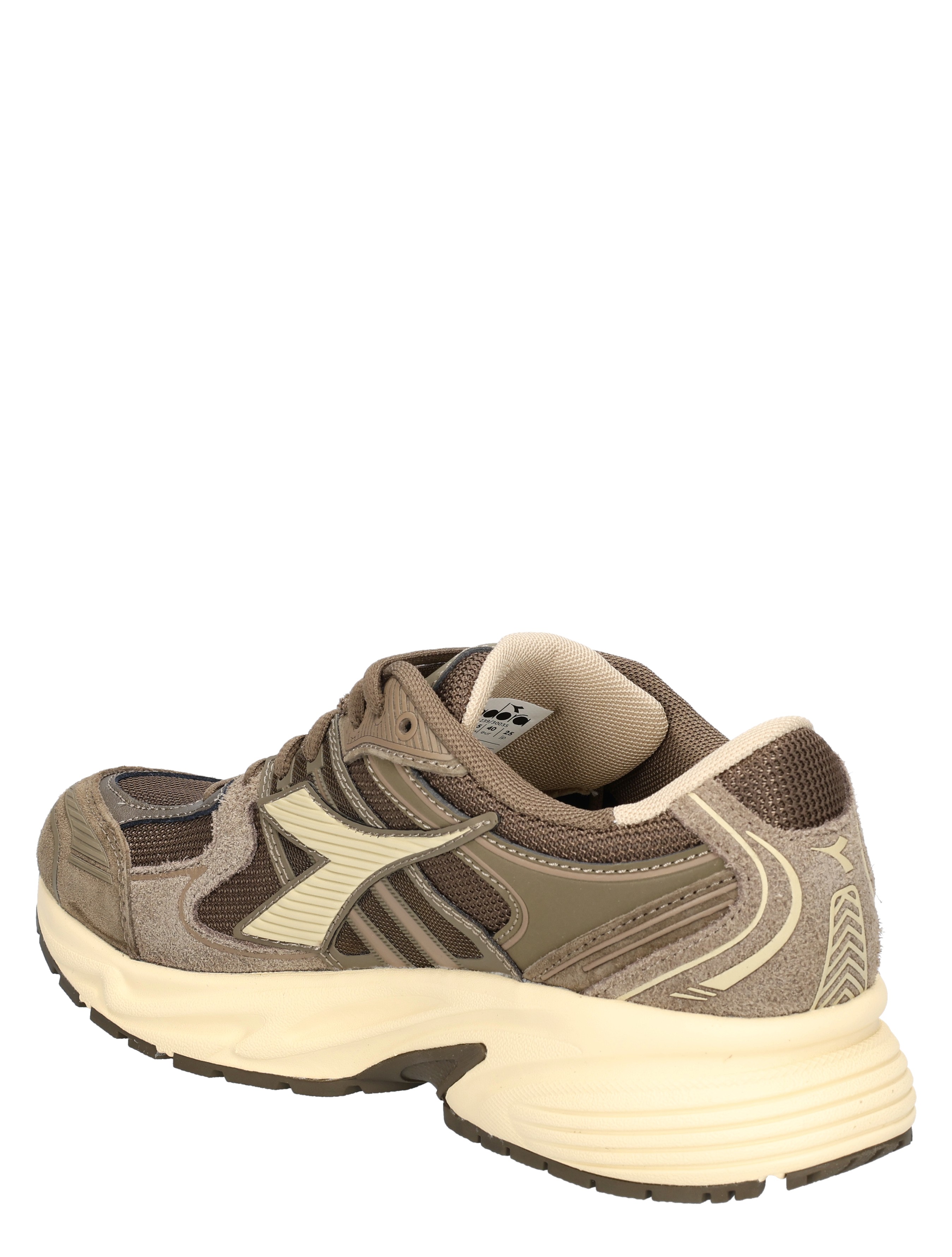 sneaker, bruine schoen, triple-sole, mesh materiaal, wandelachtig ontwerp