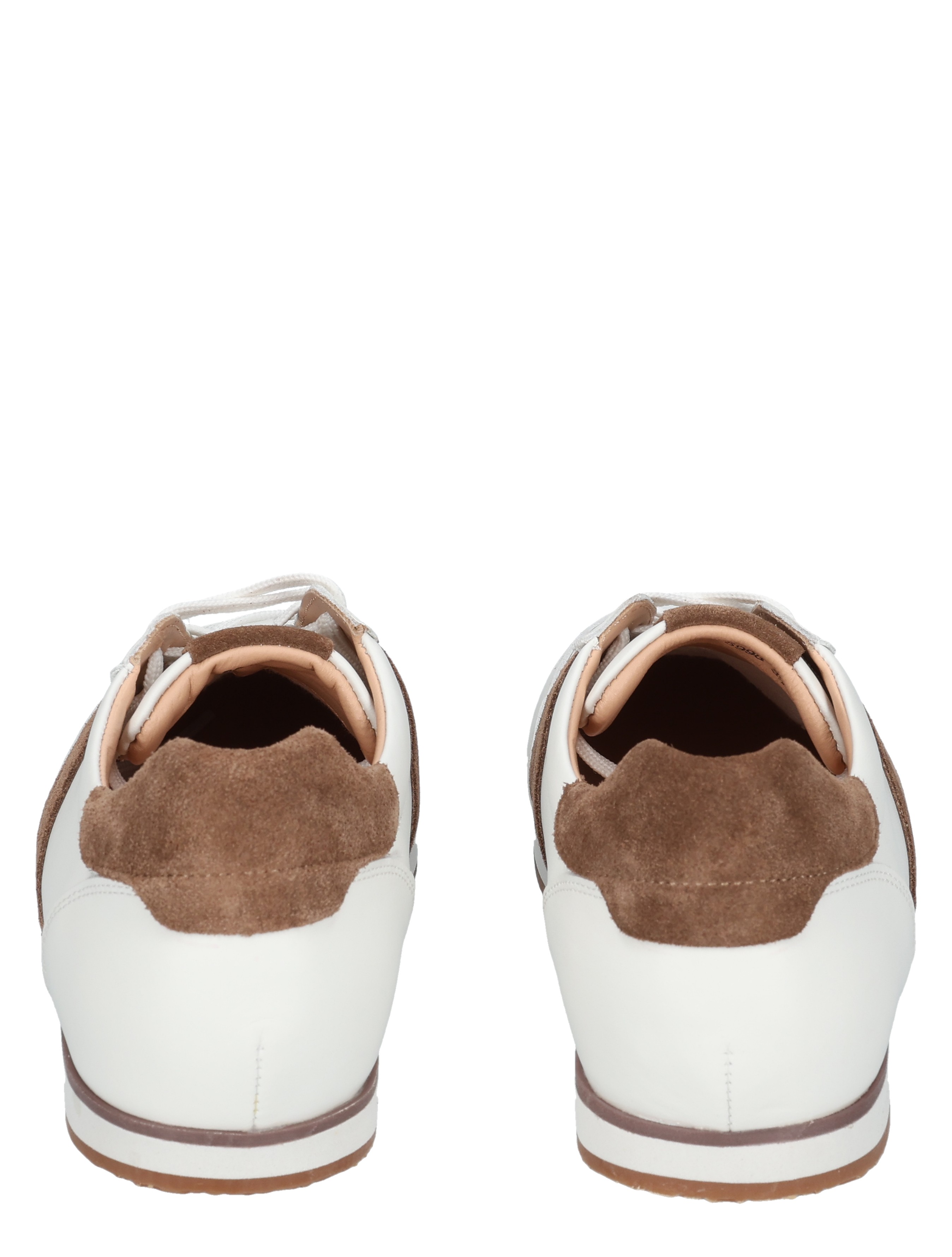 sneakers, zachte materiaal, bruine suède, witte schoenzolen, korte hiel/achterkant