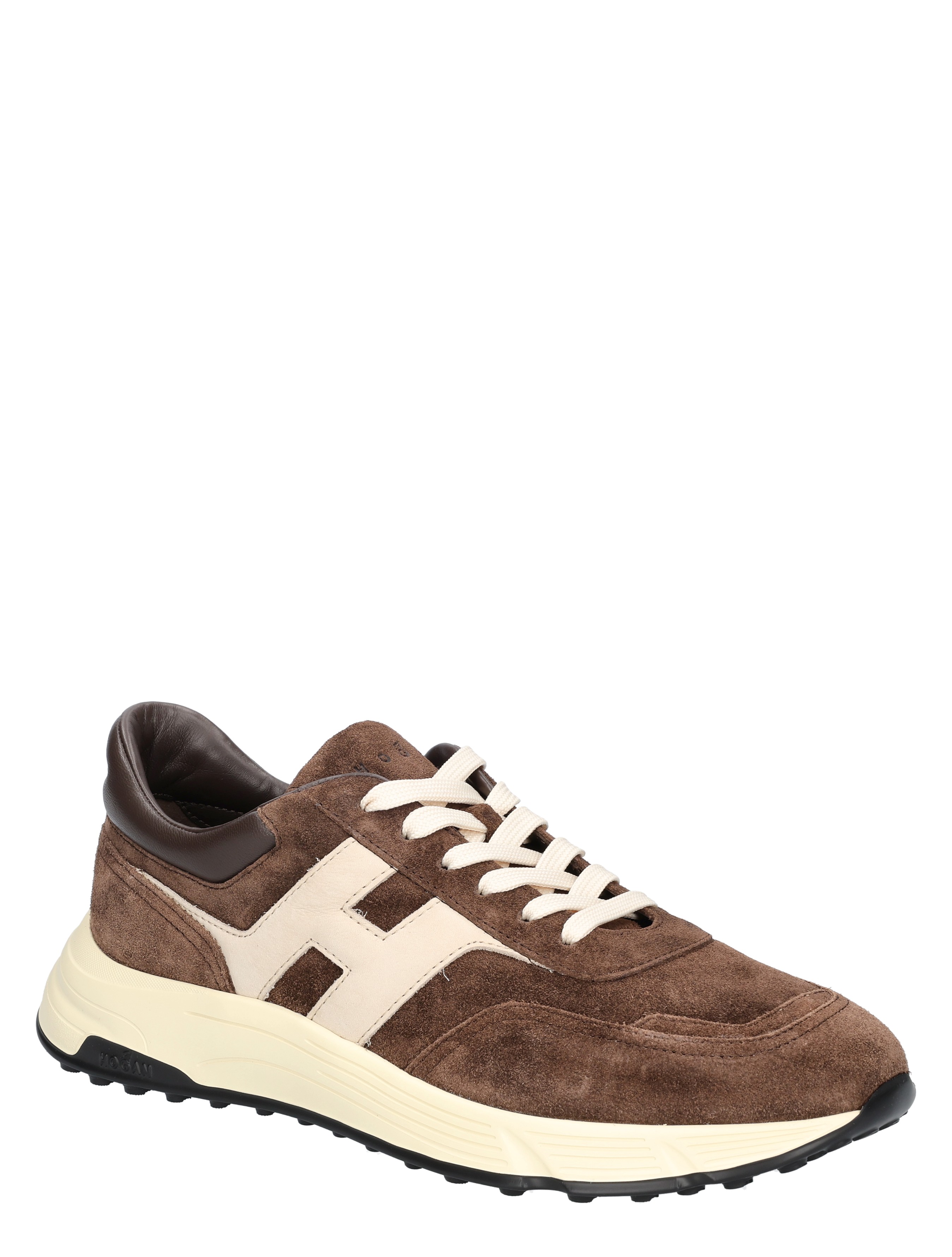 bruine suède sneaker, witte veter, sportschoen, draagcomfort, veterstitchage