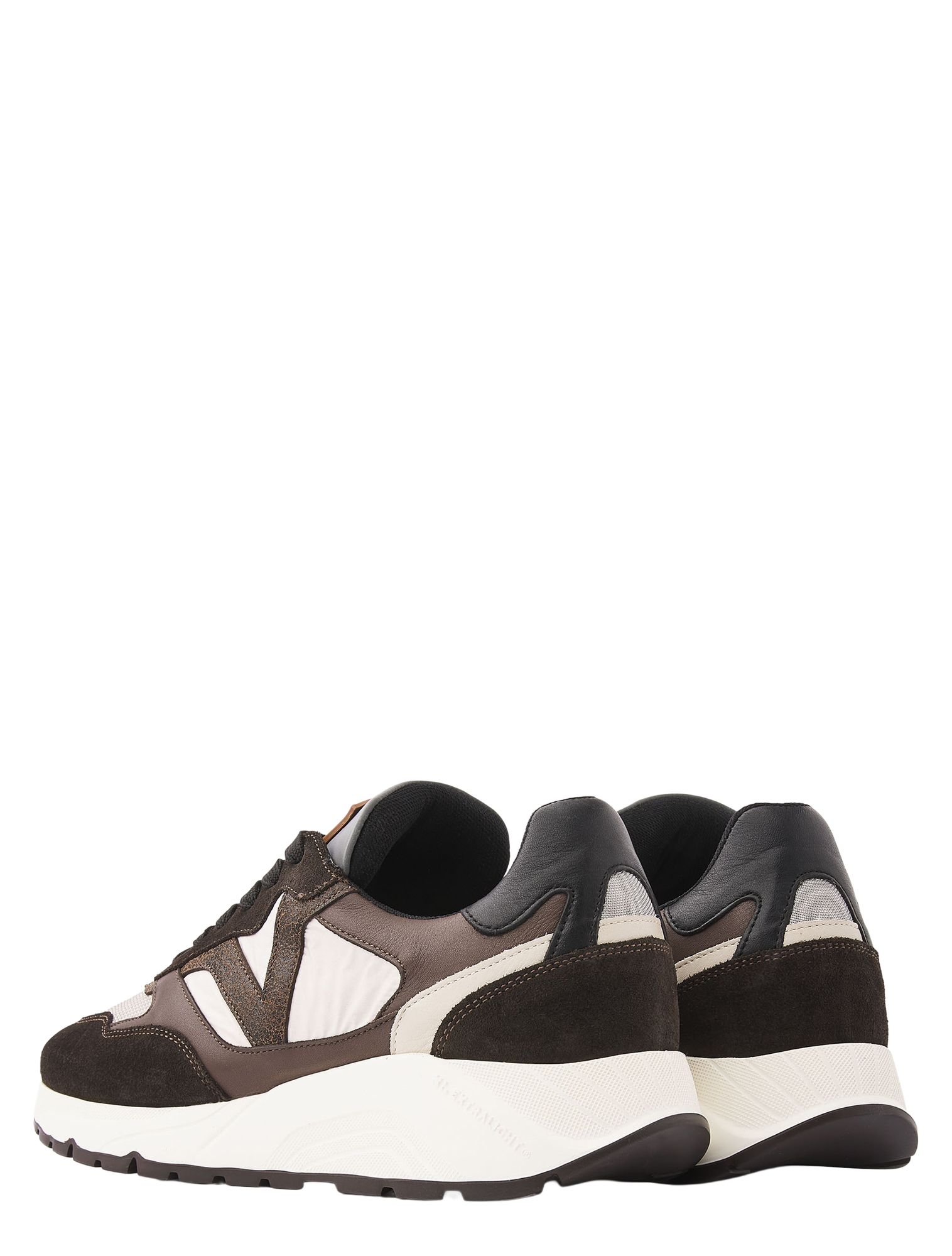 sneaker, luxe, bruine schoen, suede, witte zool