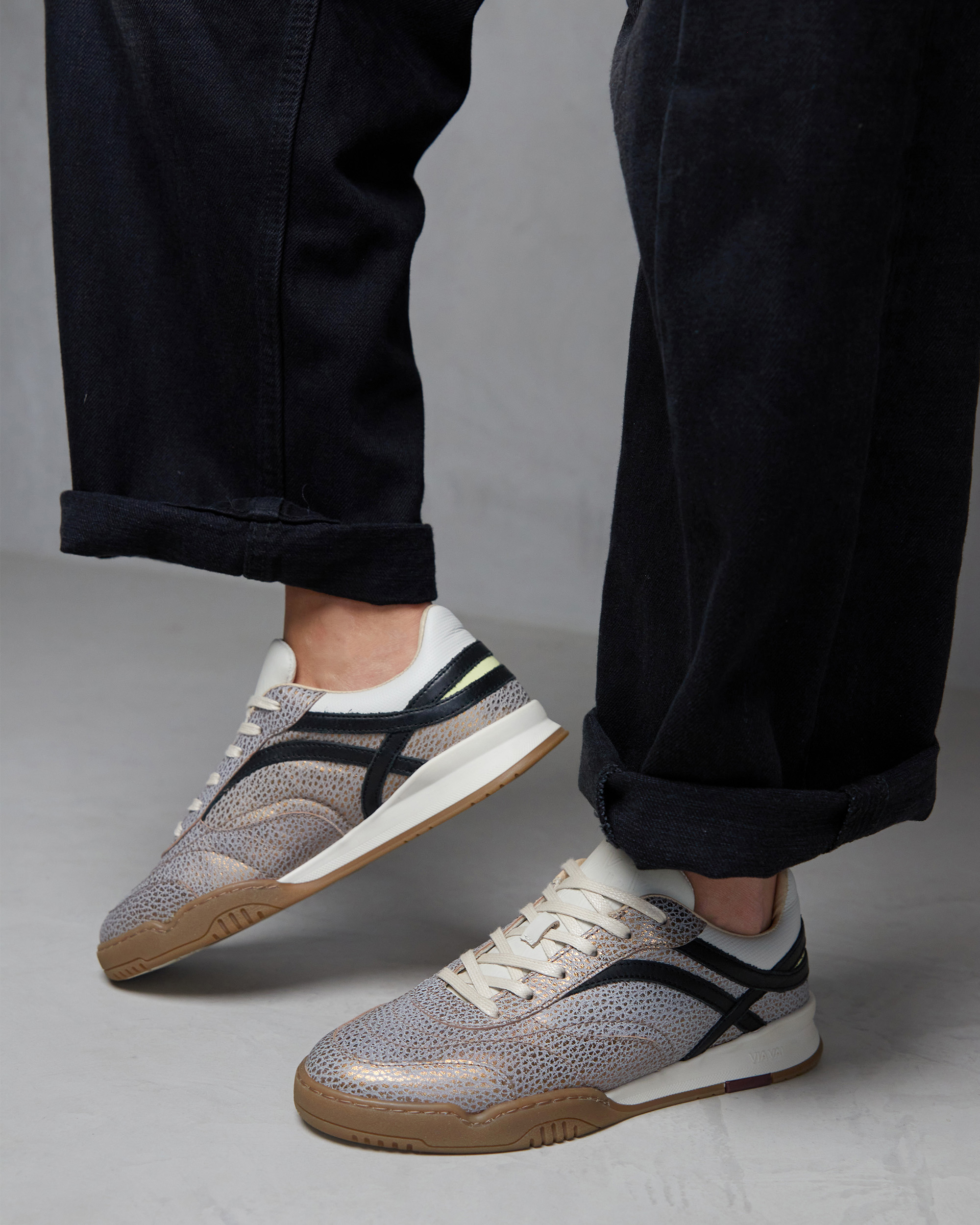 sneakers, dames, mesh, zilverkleur, zwarte accenten