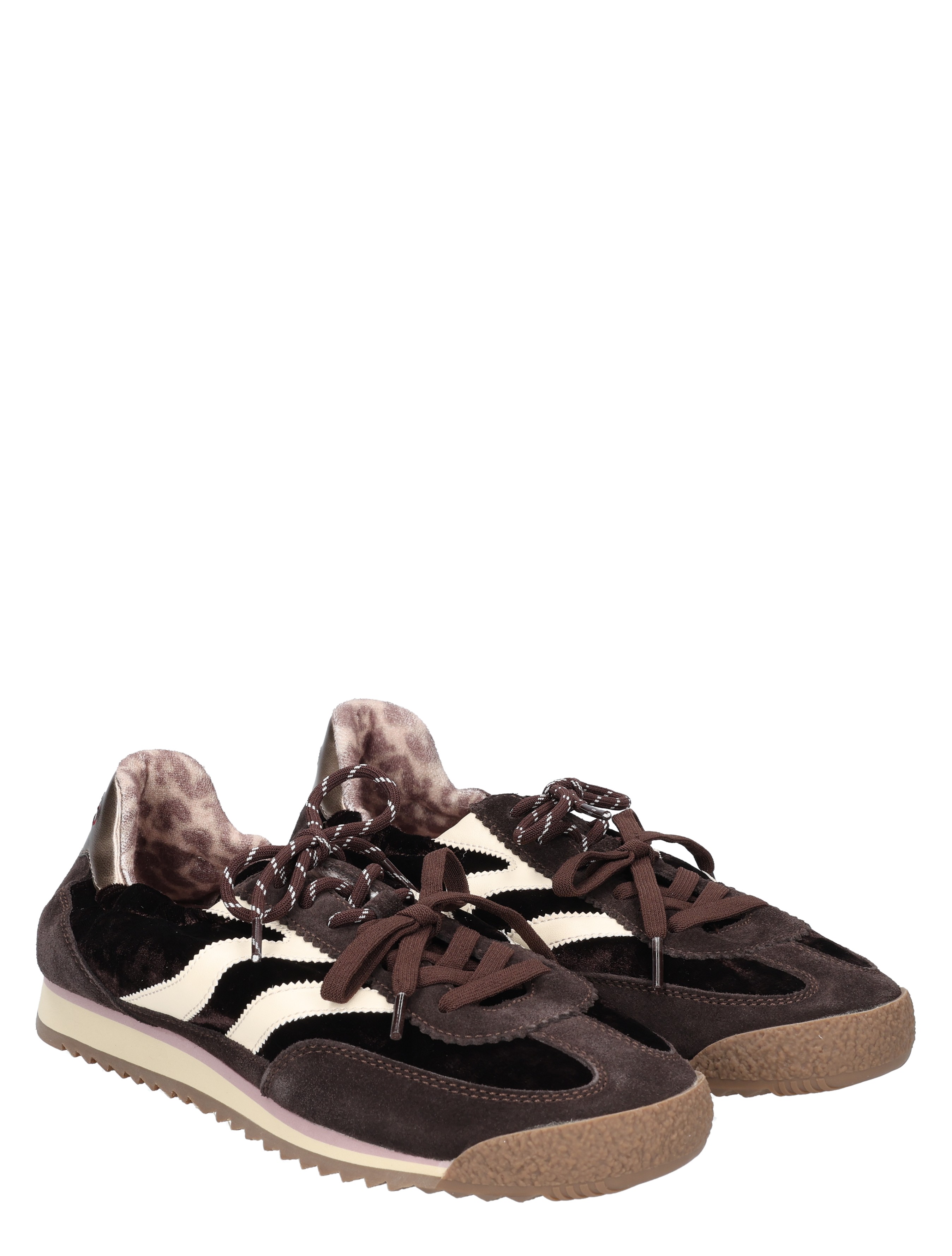 sneakers, bruine schoenen, suede, loper, vlechtwerk patroon